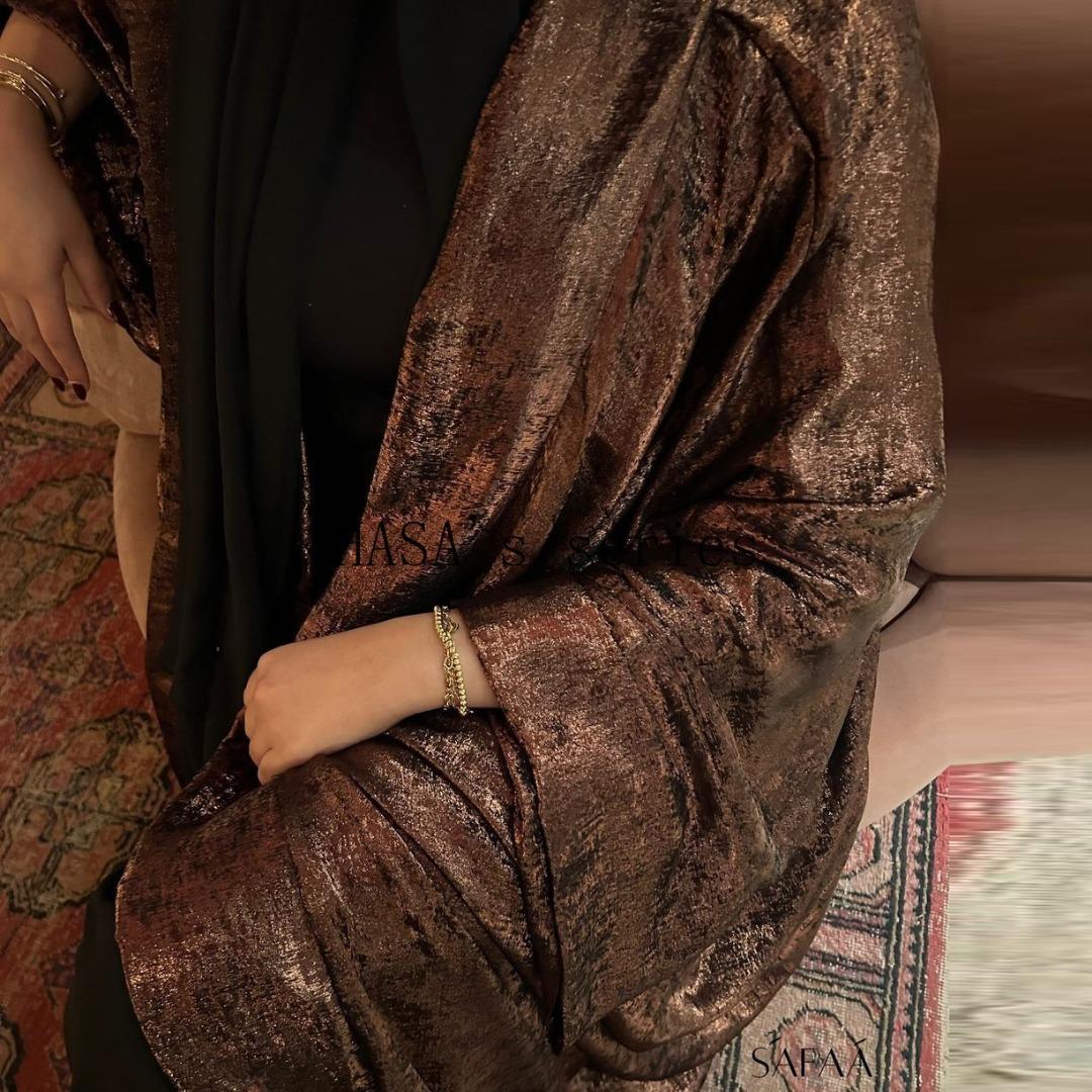 HS5091 A long robe with gilded highlights, featuring a simple yet elegant dress design.