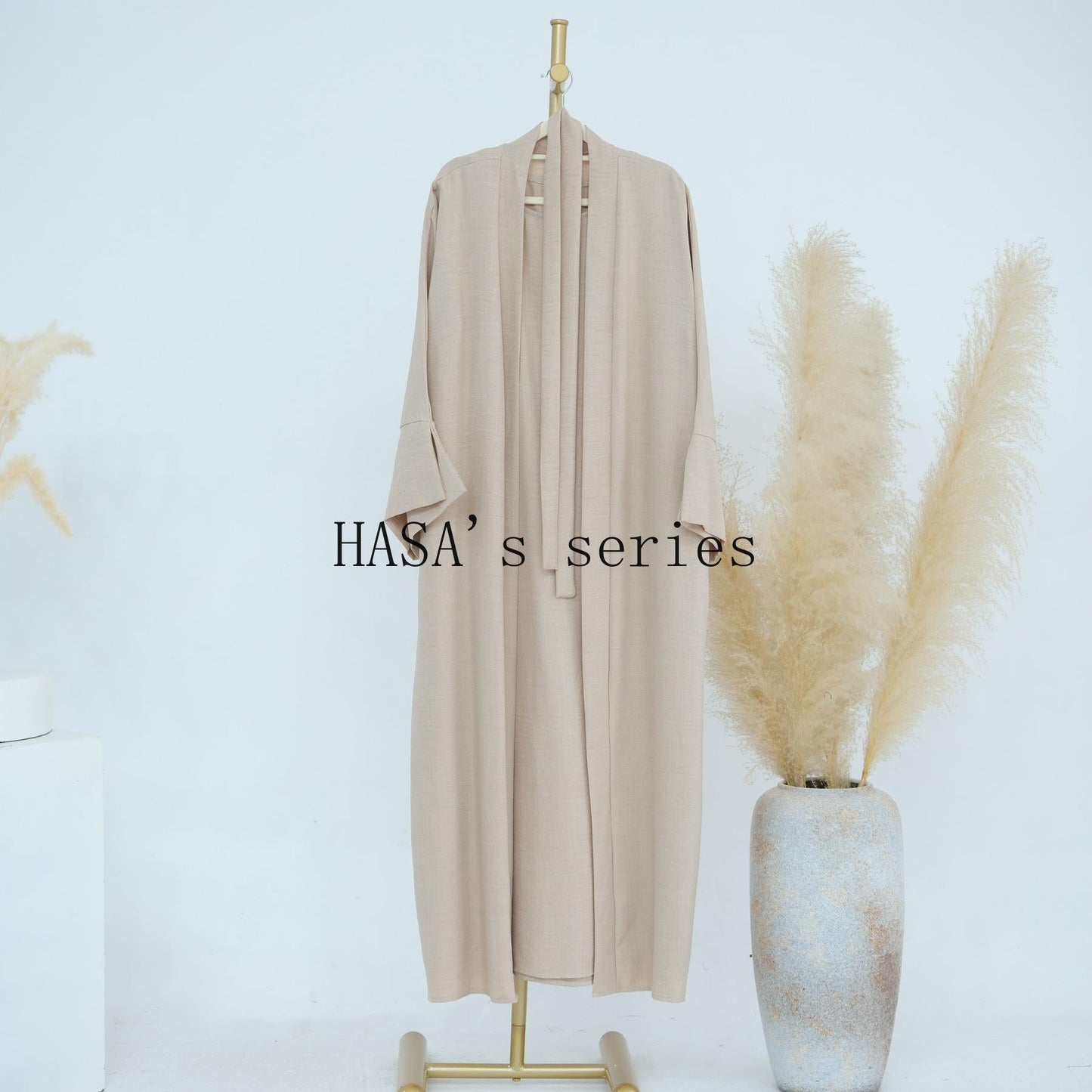 HS4854 A simple, solid-colored two-piece set, consisting of an easy-to-match robe-style dress and a matching garment.