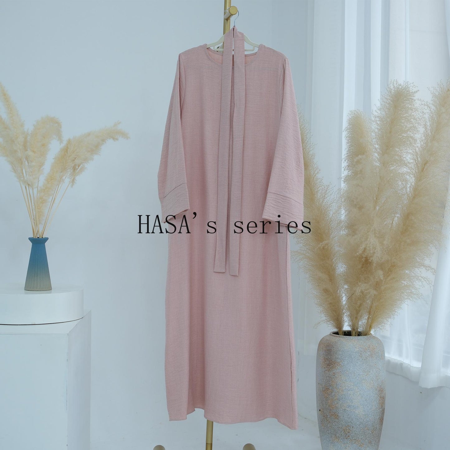 HS4848 A simple, waist-cinching spring/summer dress with a relaxed, long design.