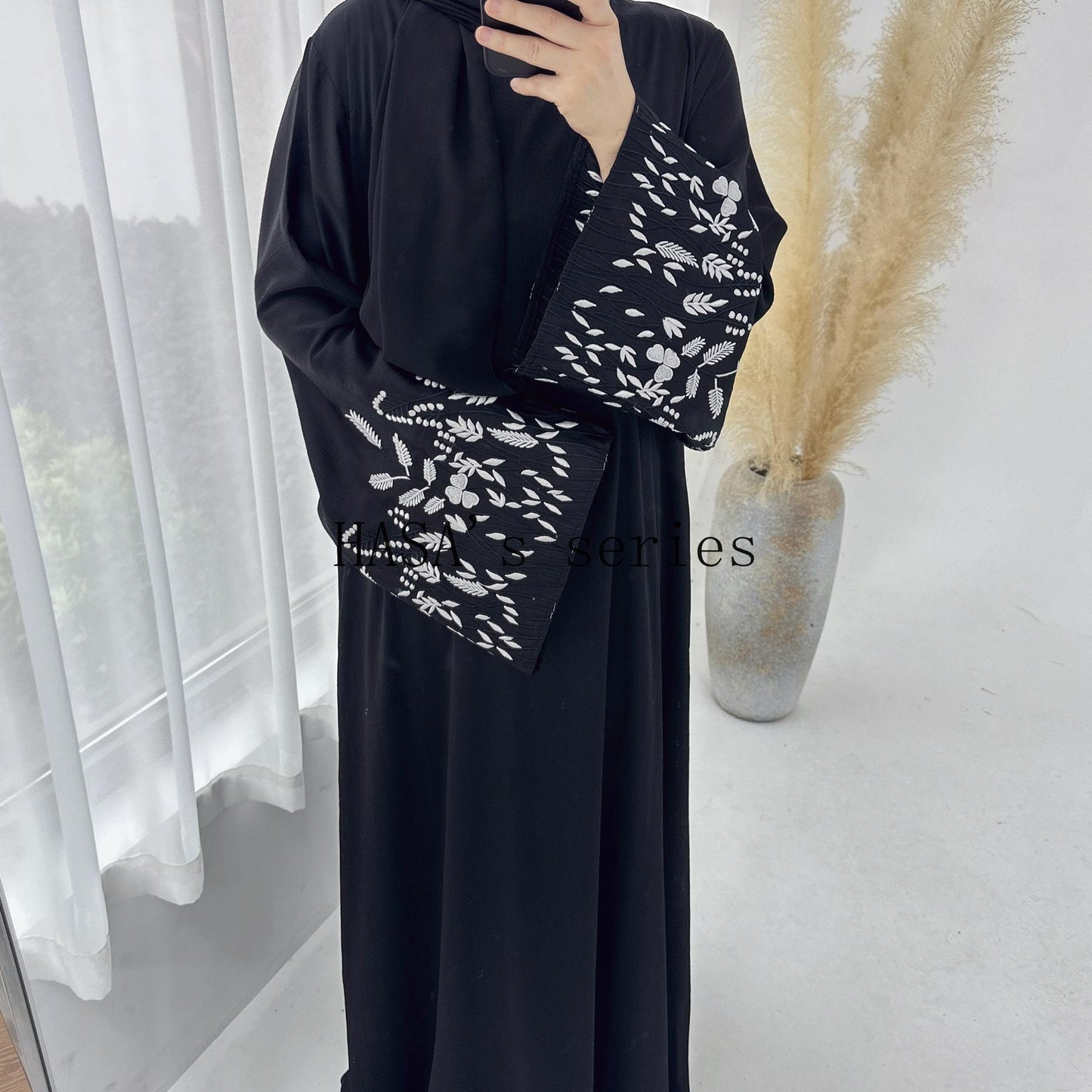 HS4832 A Long Robe with Leaf-patterned Embroidery, Showcasing Subtle Yet Exquisite Texture.
