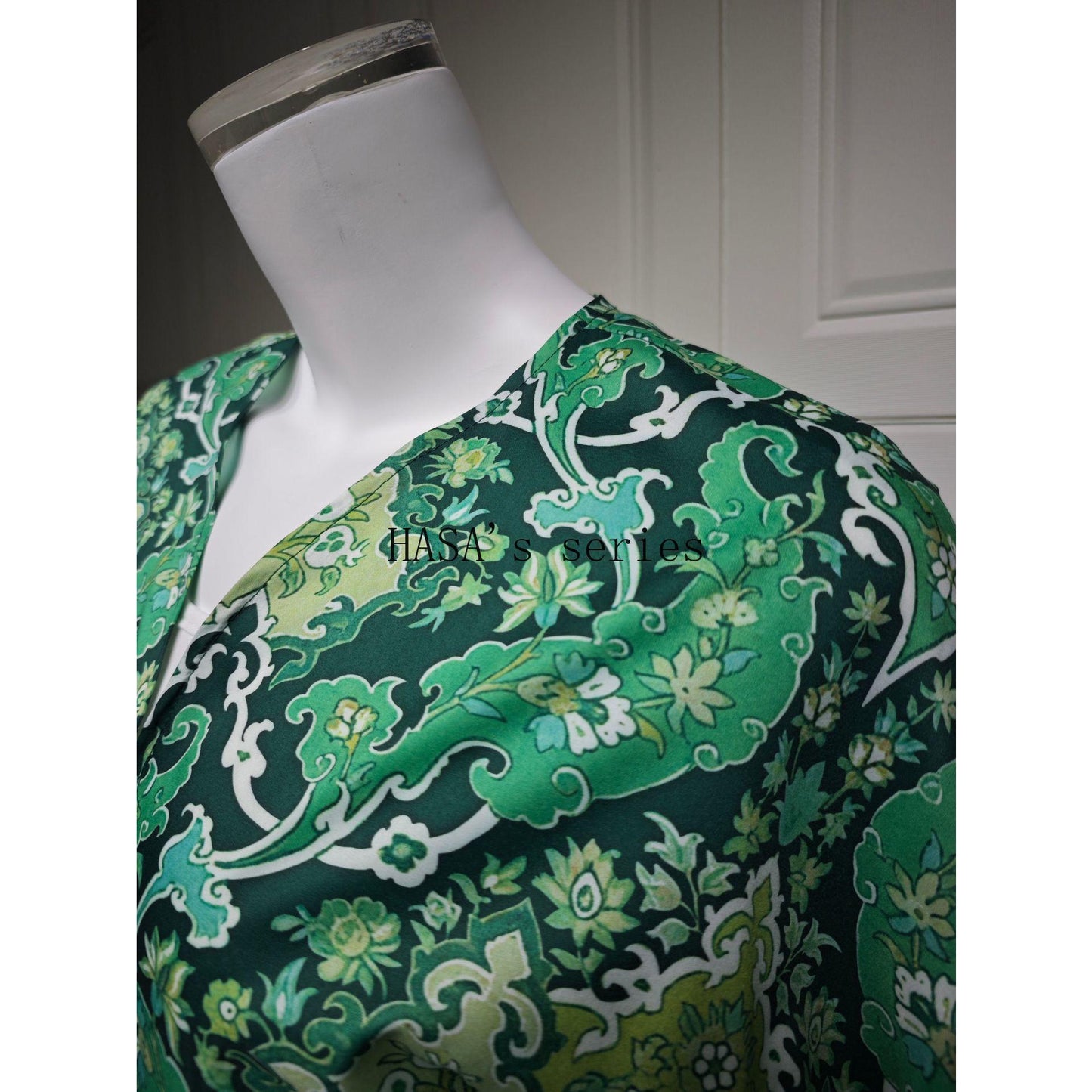HS5088 A Stylish Two-piece Set Featuring A Snake Print Pattern, with A Loose, Shawl-style Outer Layer and A Matching Headscarf Design.