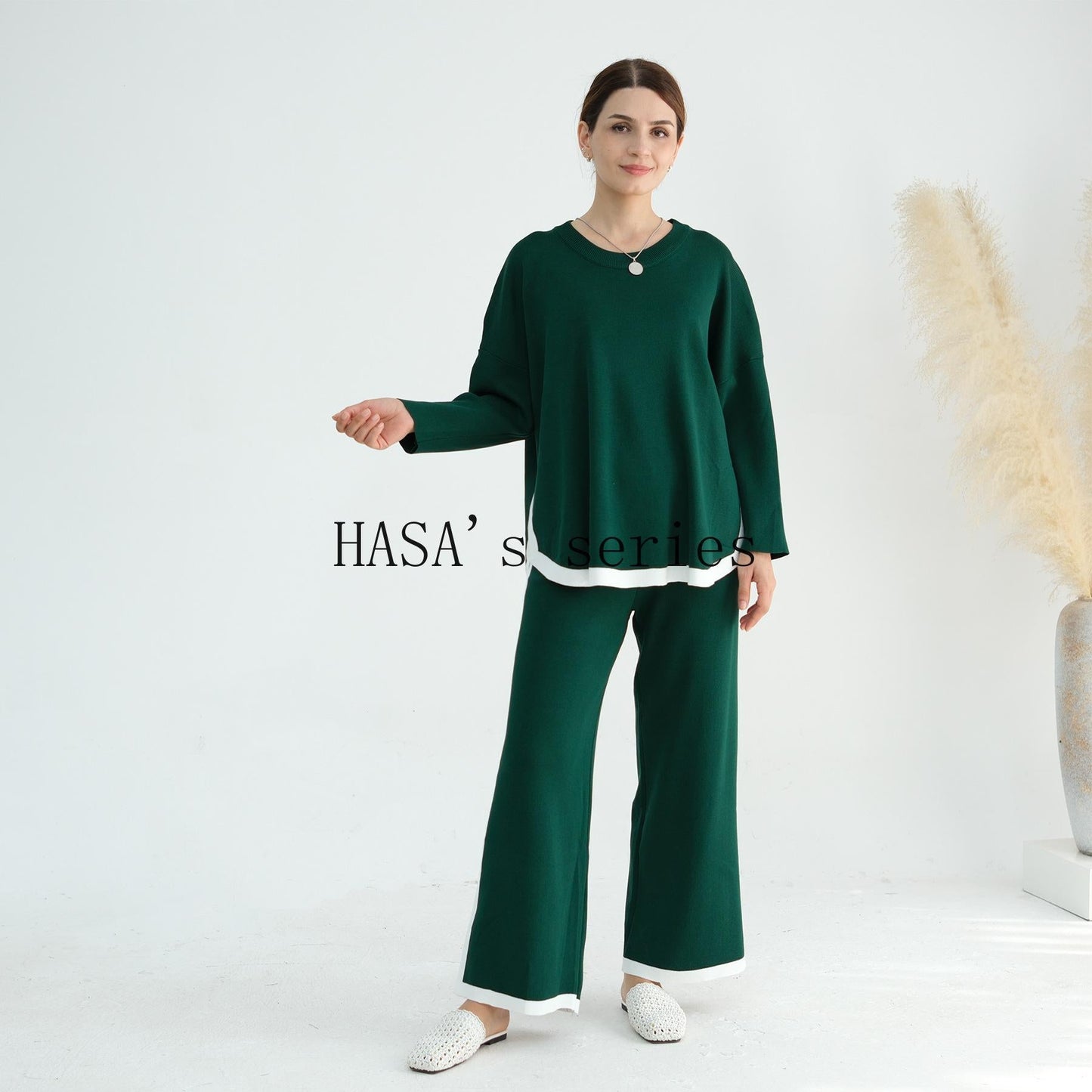 HS5149 Simple and elegant knitted set, featuring a loose-fitting, thick, long-sleeved two-piece design.