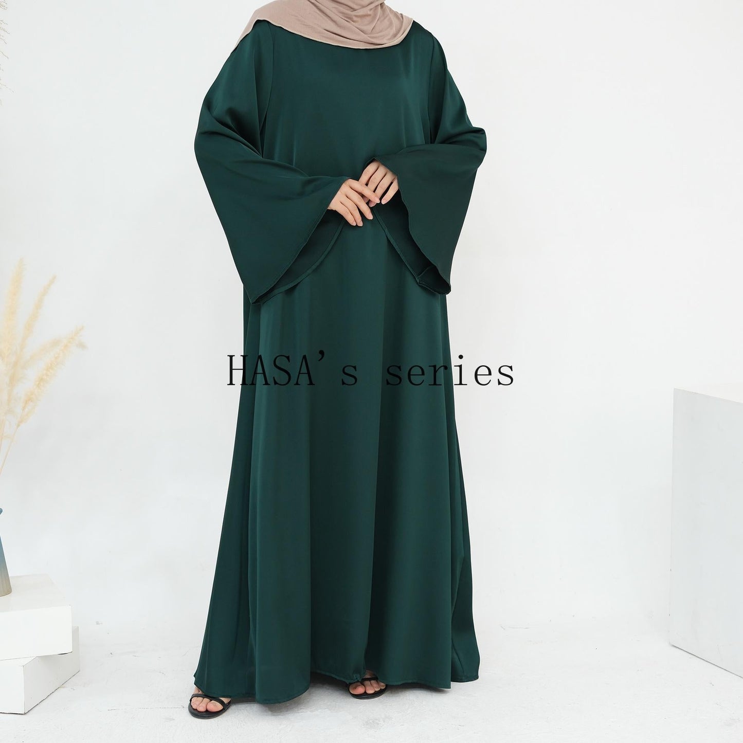 HS4847 A Long Dress with A Fitted Waist Design, Featuring A Clean and Elegant Silhouette.