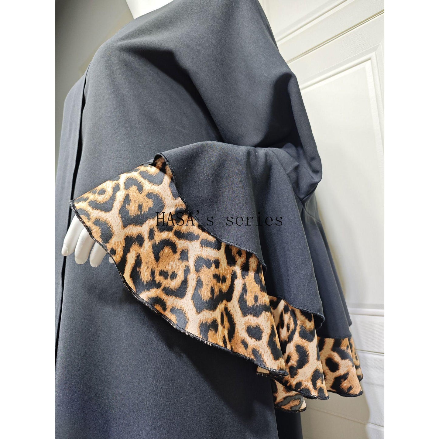 HS5103 A black robe with leopard print details, a simple and elegant cardigan-style dress.