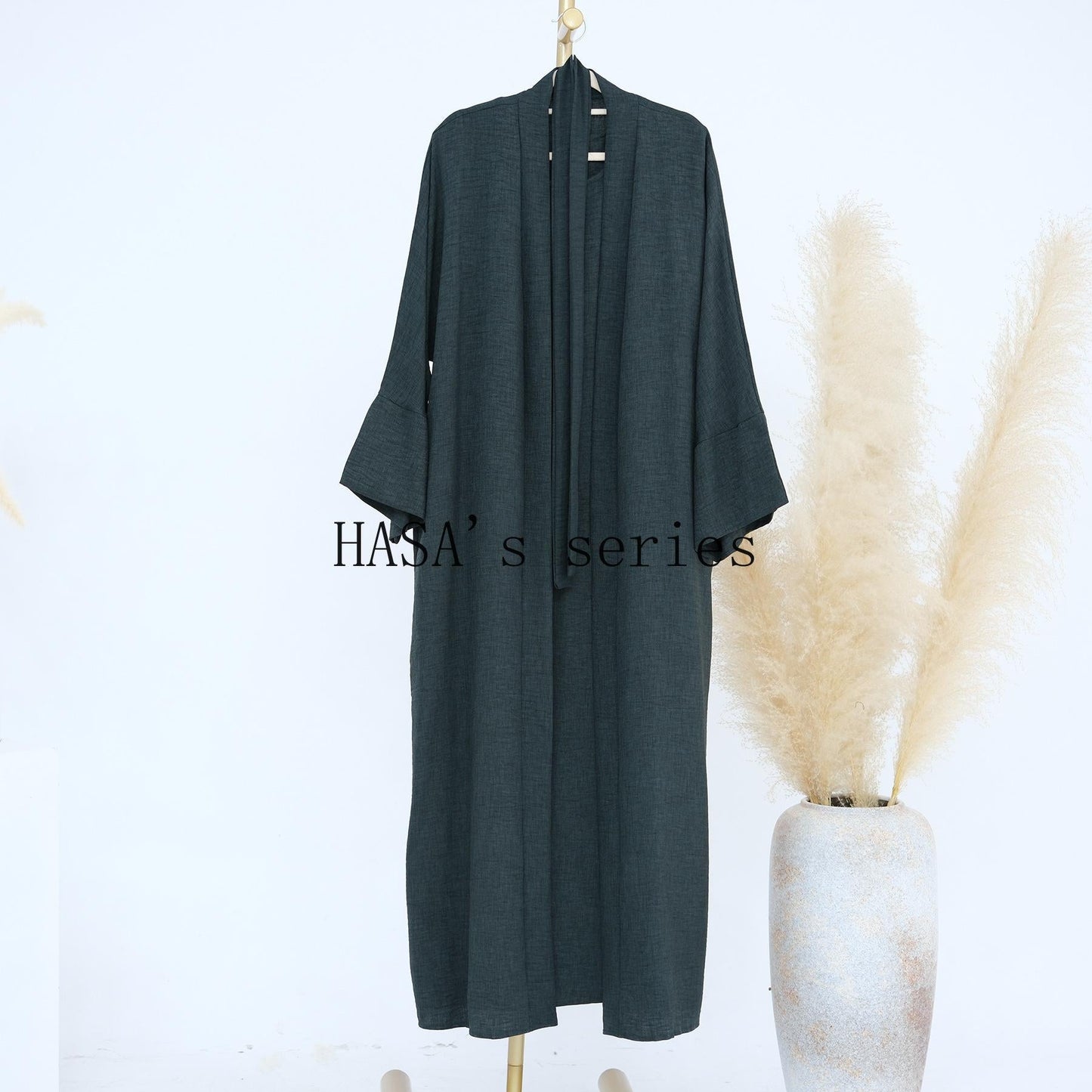 HS4854 A simple, solid-colored two-piece set, consisting of an easy-to-match robe-style dress and a matching garment.