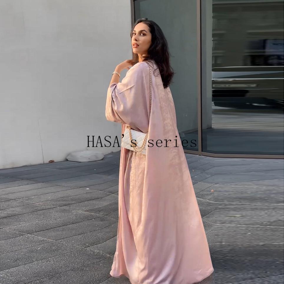 HS5091 A long robe with gilded highlights, featuring a simple yet elegant dress design.