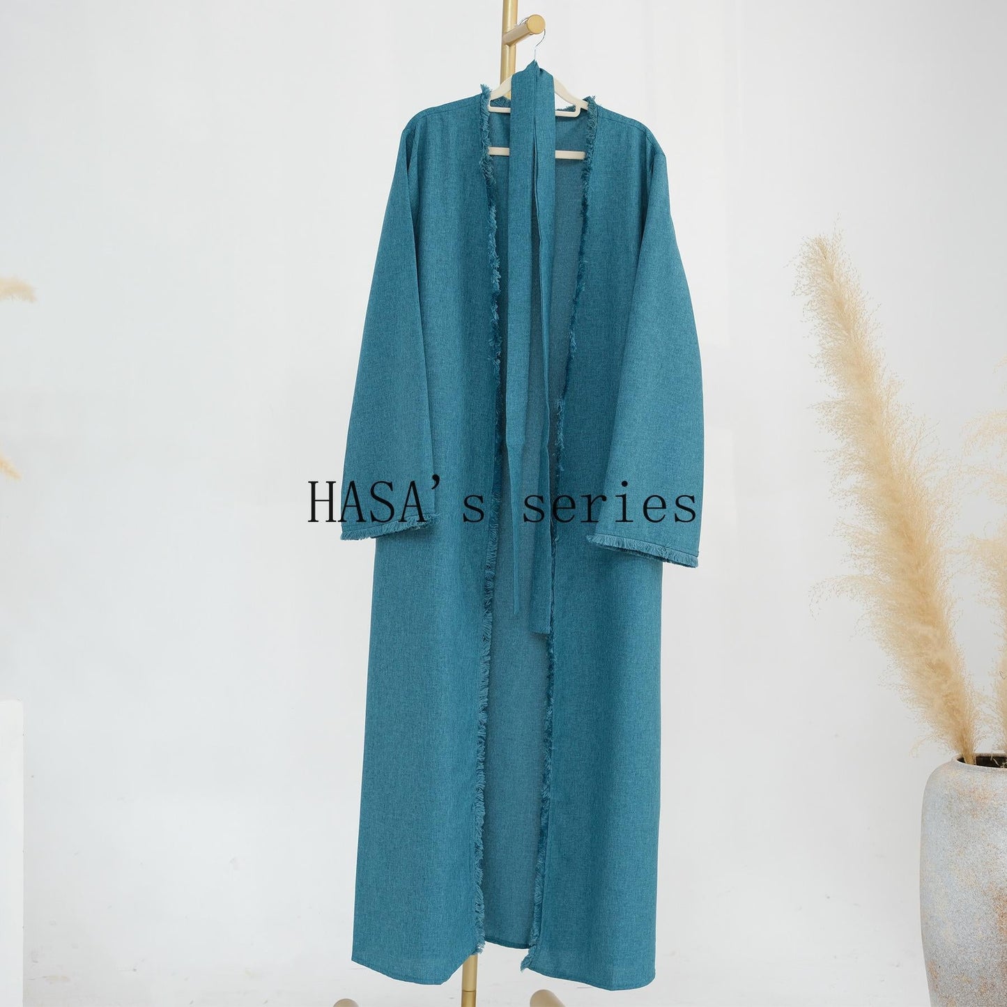 HS5147 Elegant Long Cardigan Robe with Flowing Tassels, A Loose-fitting, Coat-style Dress.