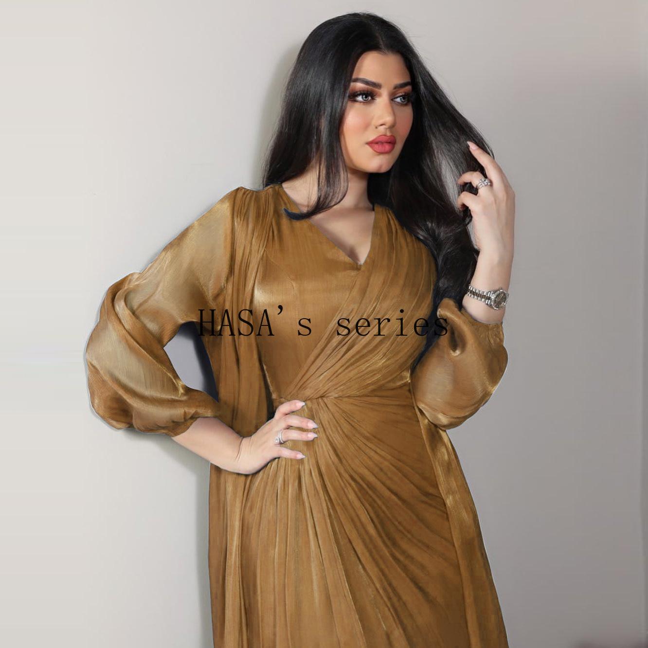 HS5094 Simple yet elegant and lustrous silk suit, featuring an elegantly pleated two-piece dress design.