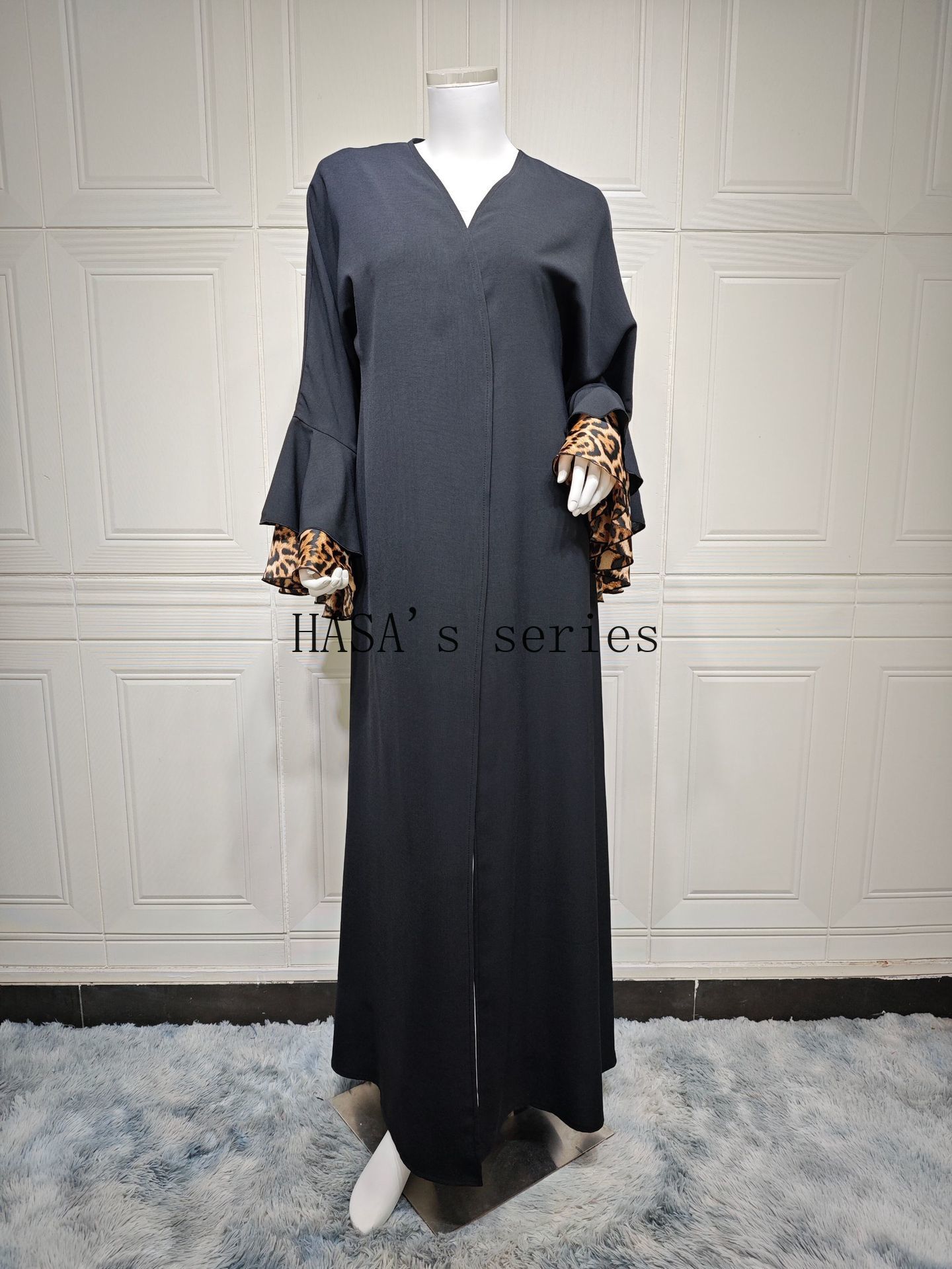HS5103 A black robe with leopard print details, a simple and elegant cardigan-style dress.