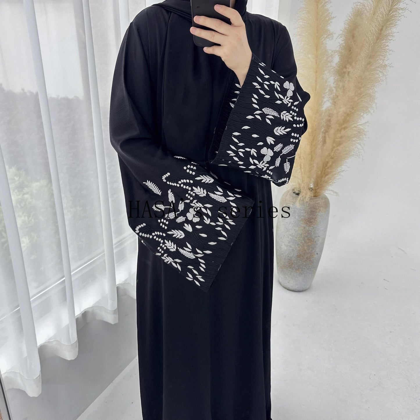 HS4832 A Long Robe with Leaf-patterned Embroidery, Showcasing Subtle Yet Exquisite Texture.