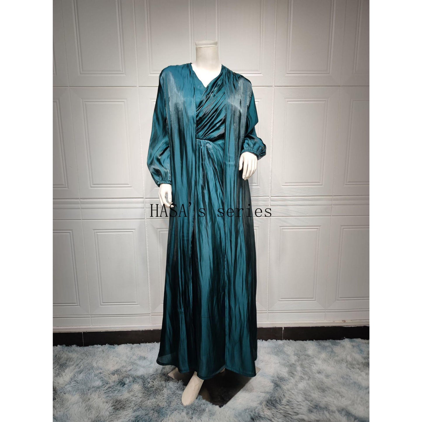 HS5094 Simple yet elegant and lustrous silk suit, featuring an elegantly pleated two-piece dress design.