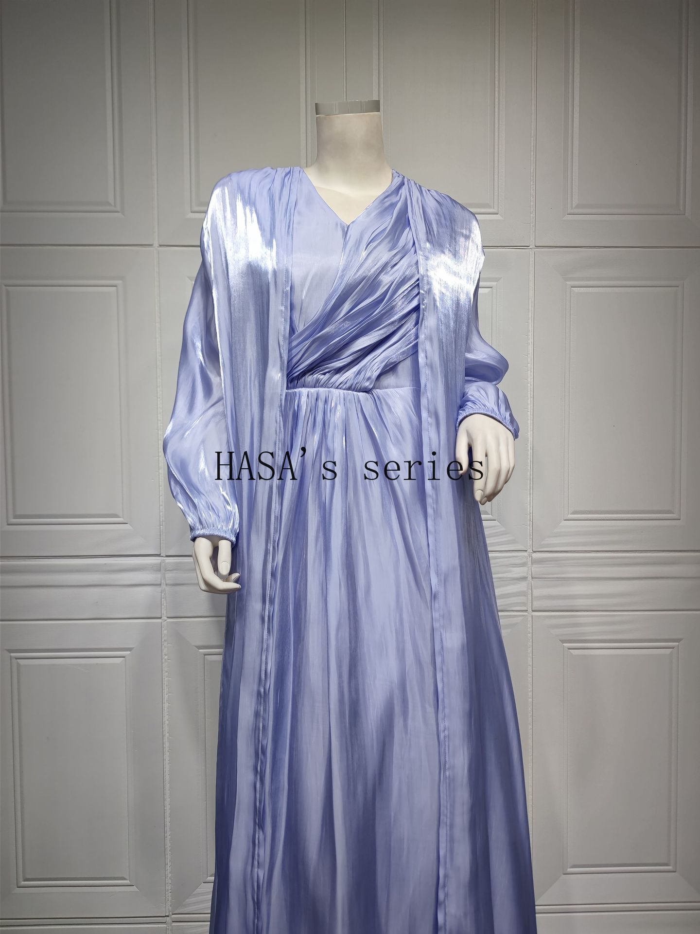 HS5094 Simple yet elegant and lustrous silk suit, featuring an elegantly pleated two-piece dress design.