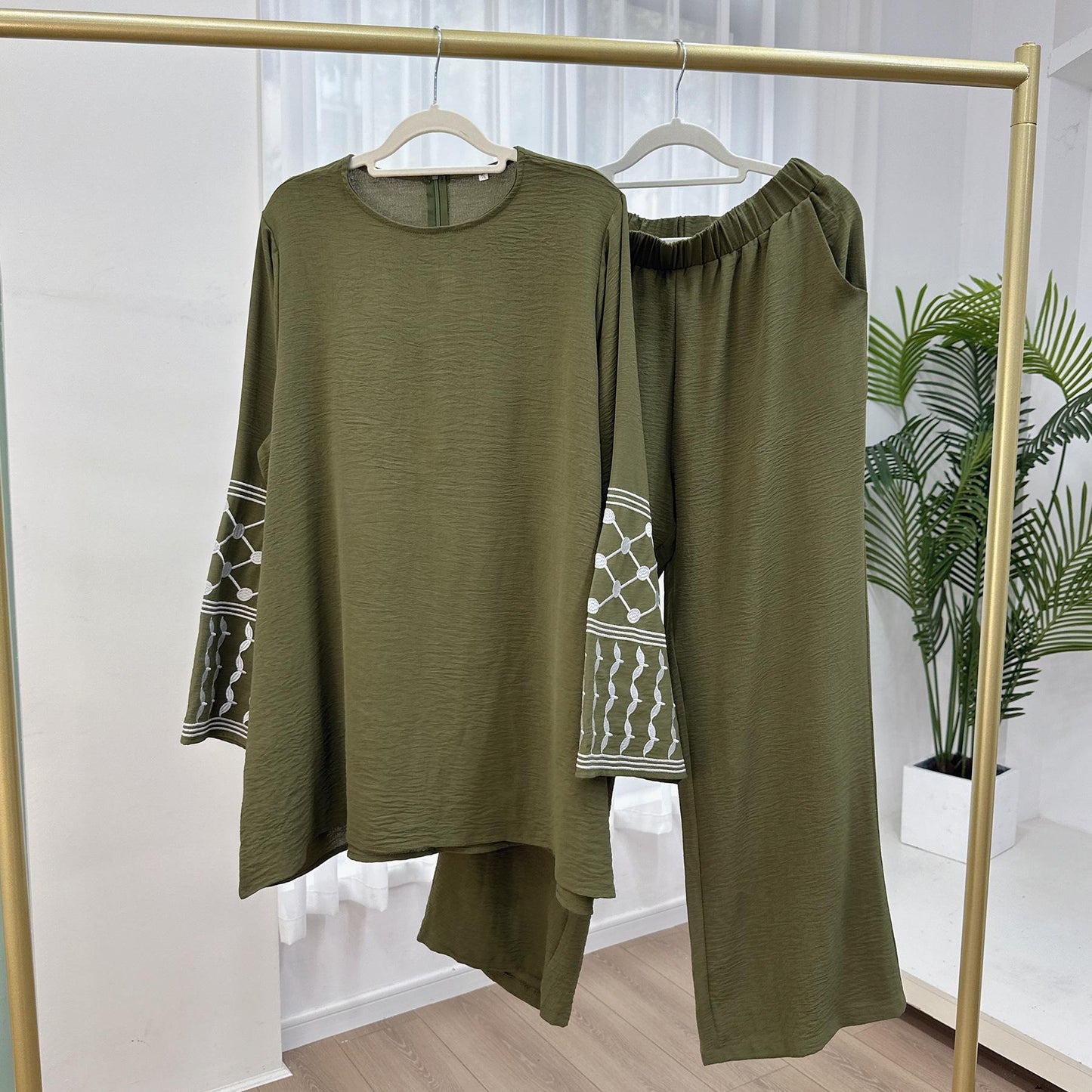 HS4836 A Two-piece Set Consisting of A Simple Embroidered Top and Loose Wide-leg Pants.