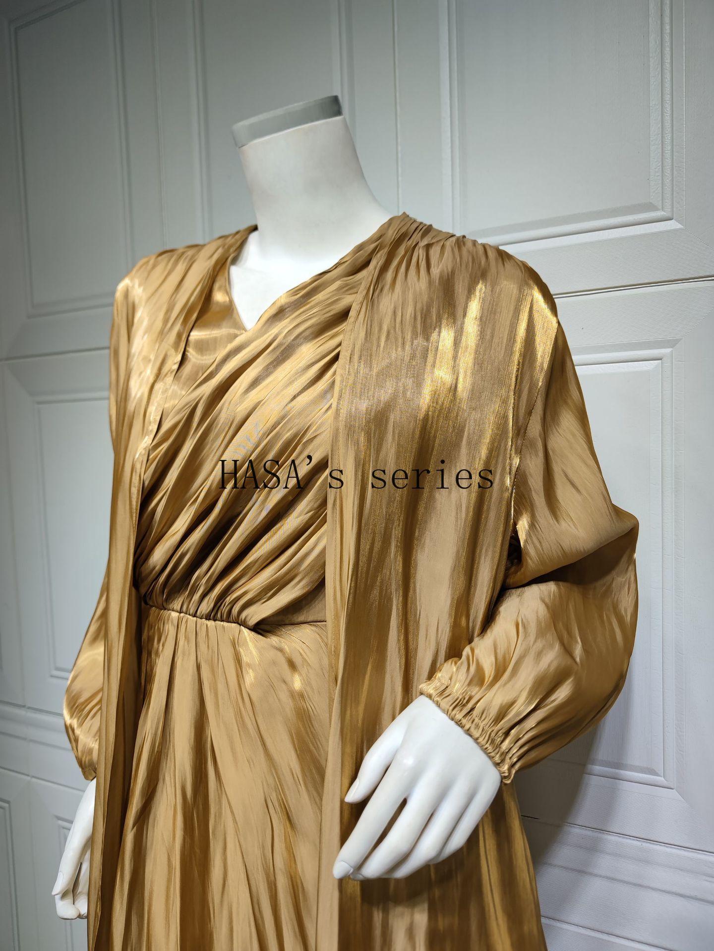 HS5094 Simple yet elegant and lustrous silk suit, featuring an elegantly pleated two-piece dress design.