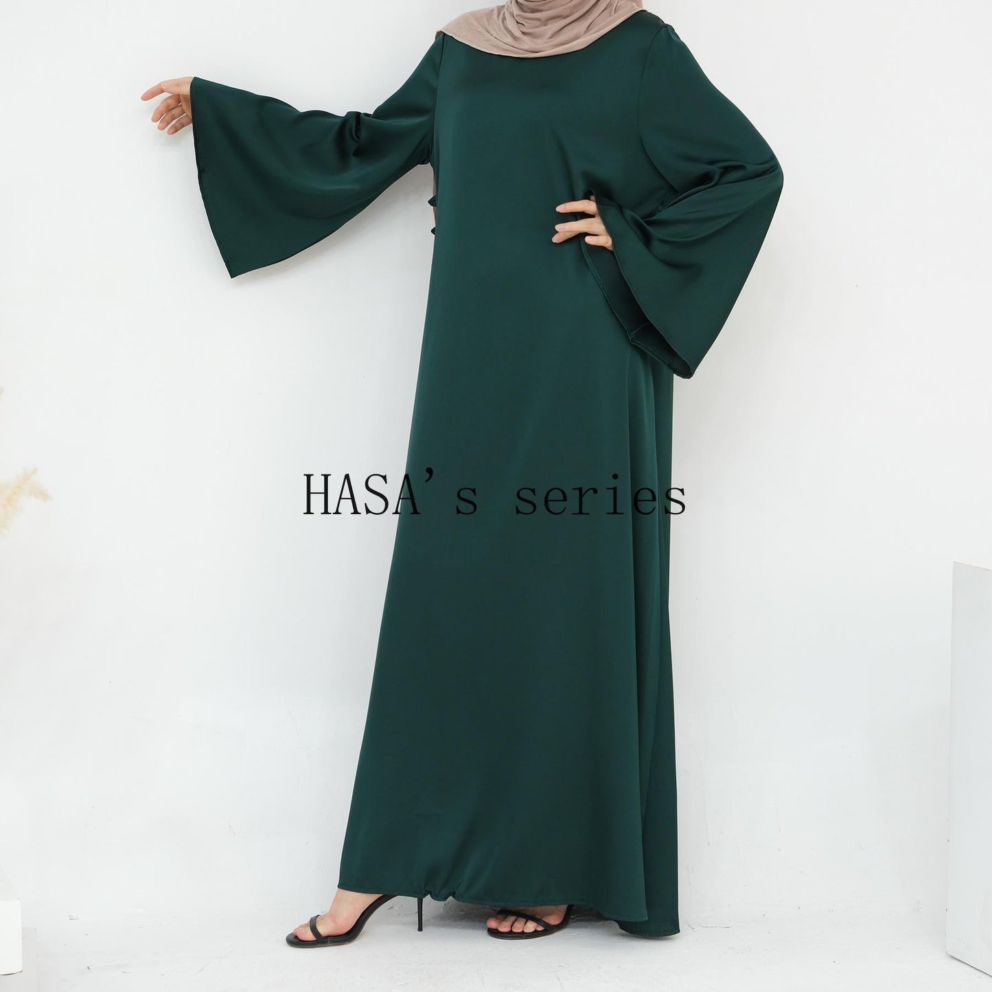 HS4847 A Long Dress with A Fitted Waist Design, Featuring A Clean and Elegant Silhouette.