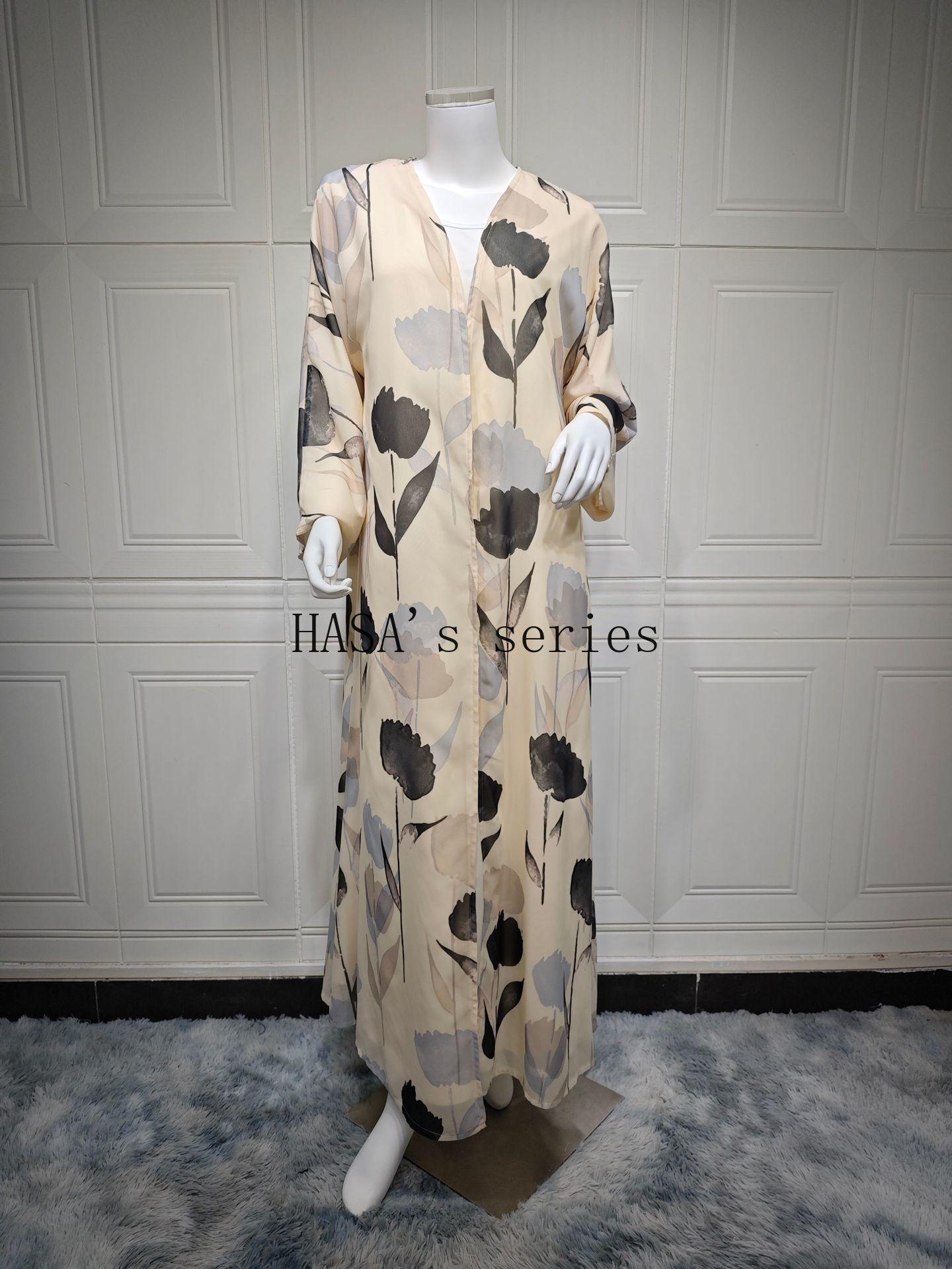 HS5092 A flowing, feminine floral-patterned robe, a loose-fitting printed cardigan-style dress paired with a headscarf.