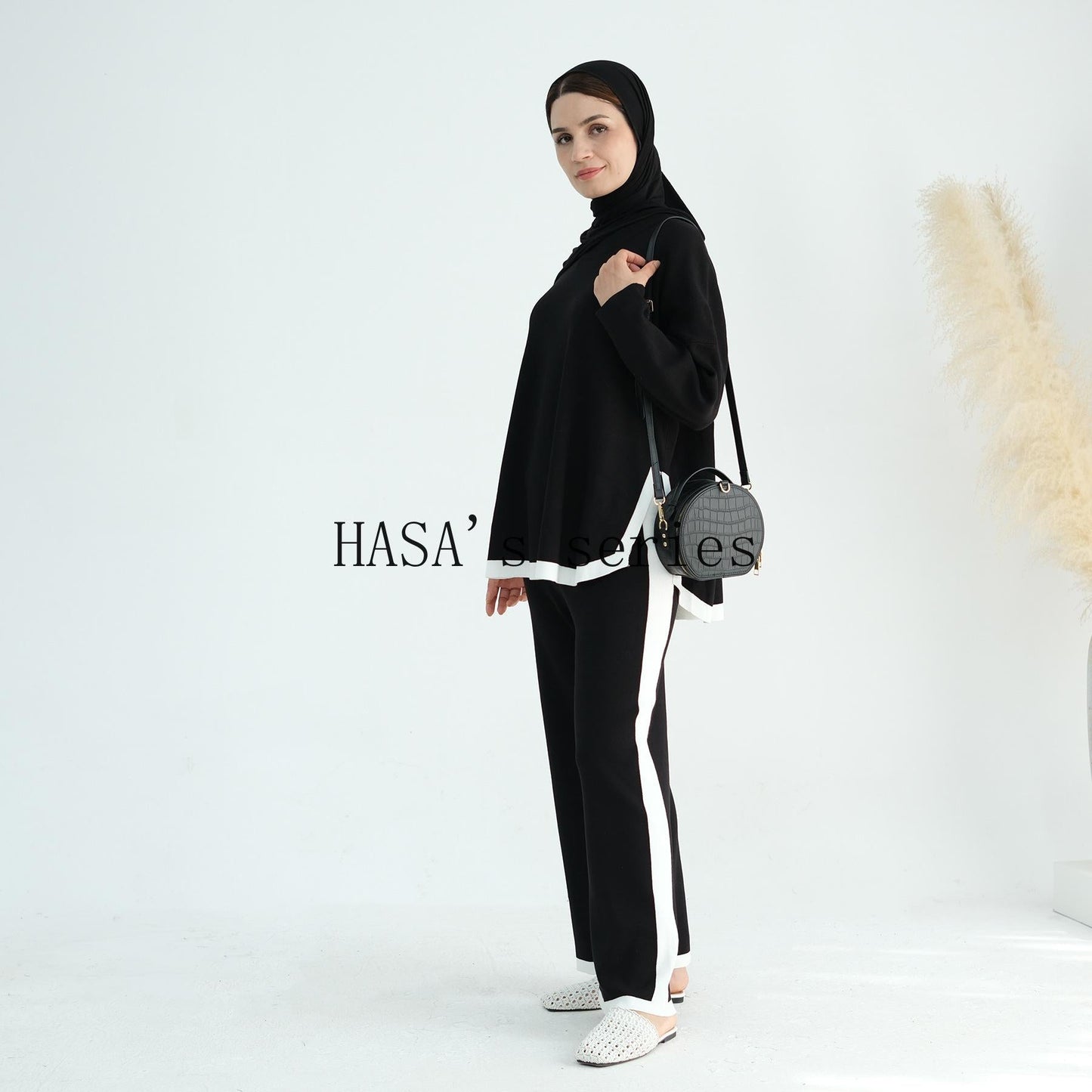 HS5149 Simple and elegant knitted set, featuring a loose-fitting, thick, long-sleeved two-piece design.