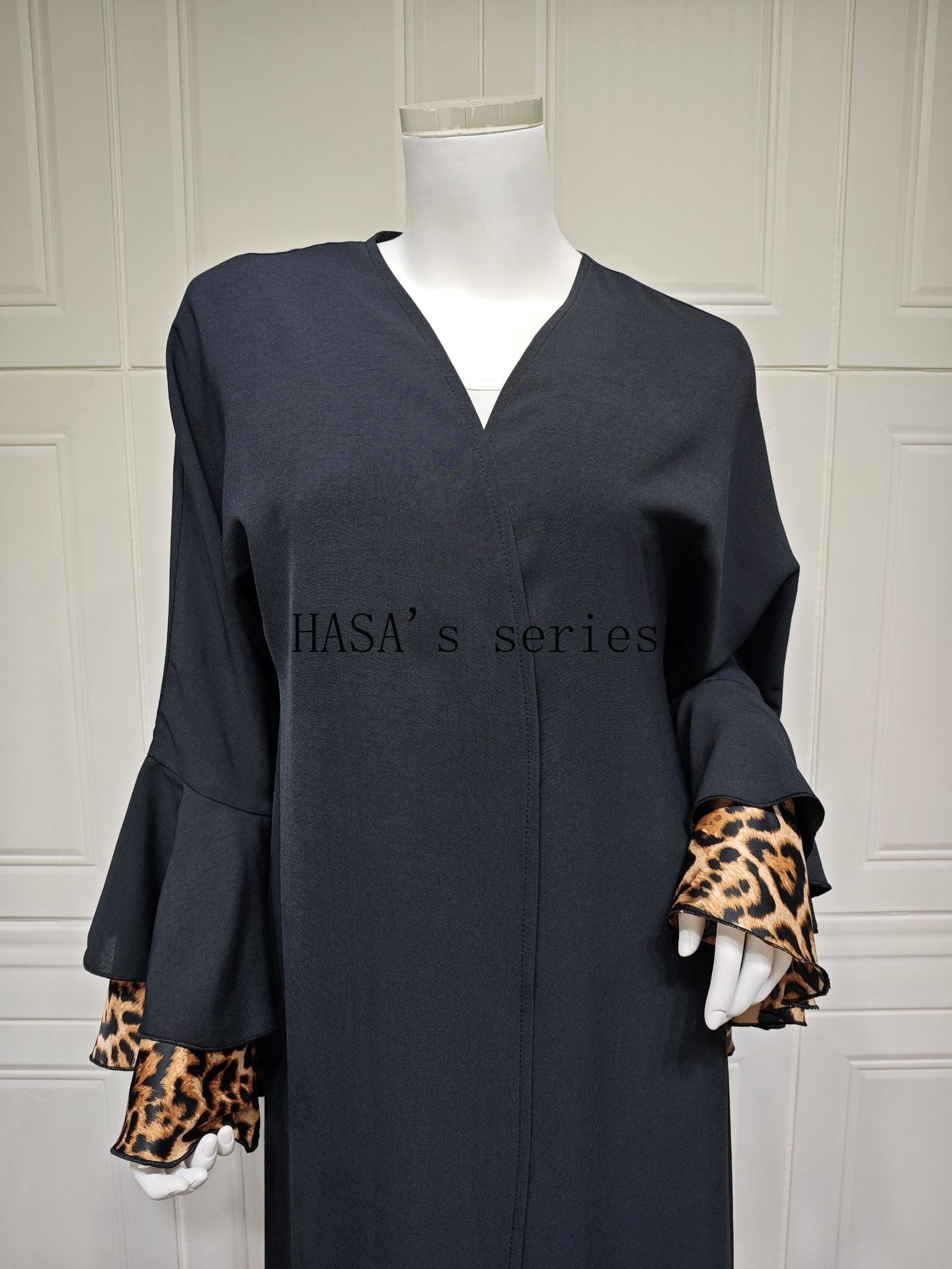 HS5103 A black robe with leopard print details, a simple and elegant cardigan-style dress.