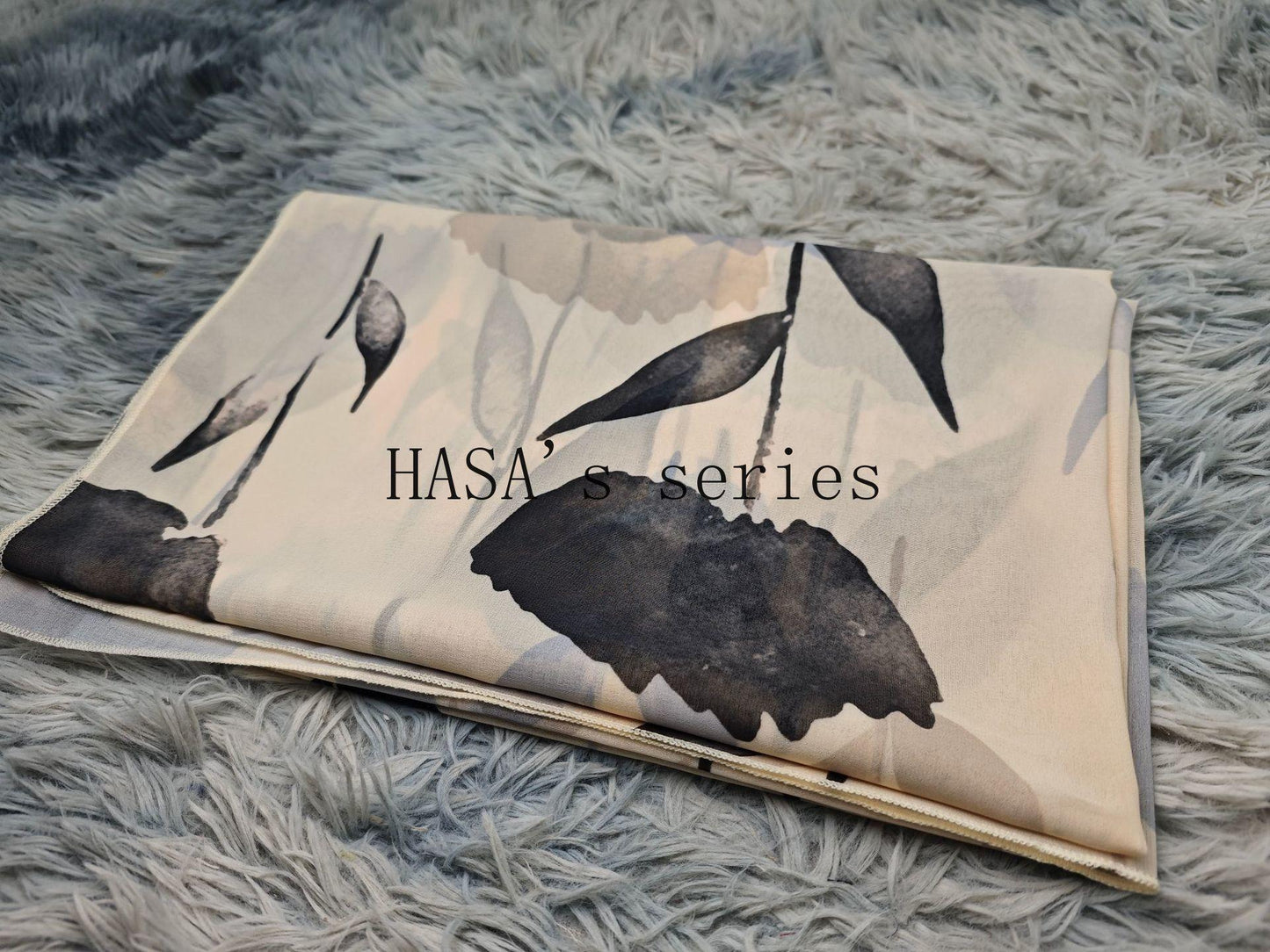HS5092 A flowing, feminine floral-patterned robe, a loose-fitting printed cardigan-style dress paired with a headscarf.