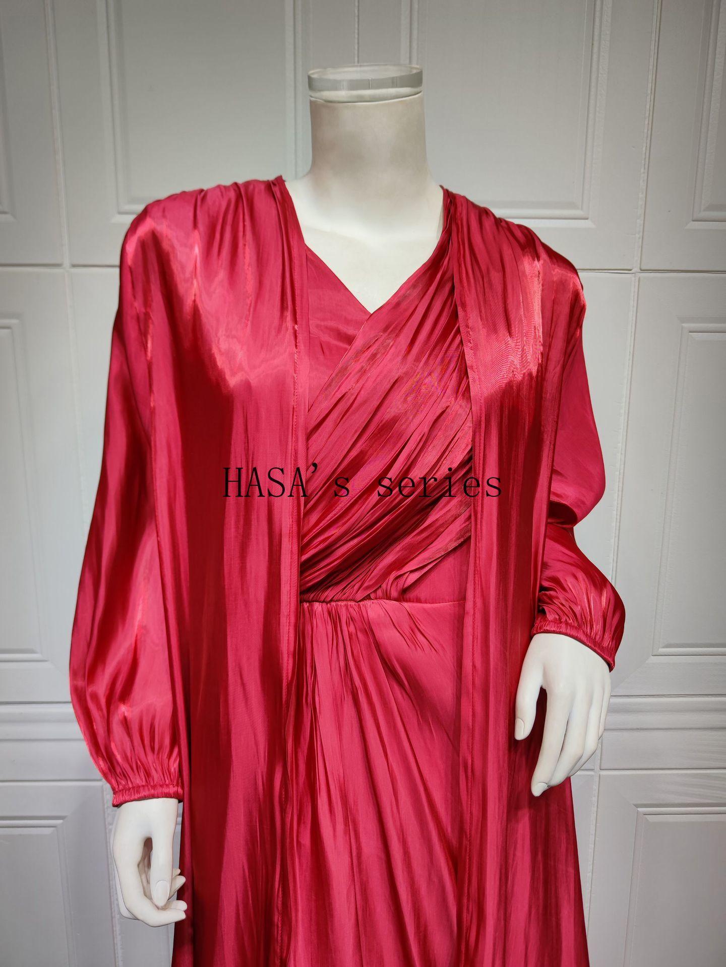 HS5094 Simple yet elegant and lustrous silk suit, featuring an elegantly pleated two-piece dress design.