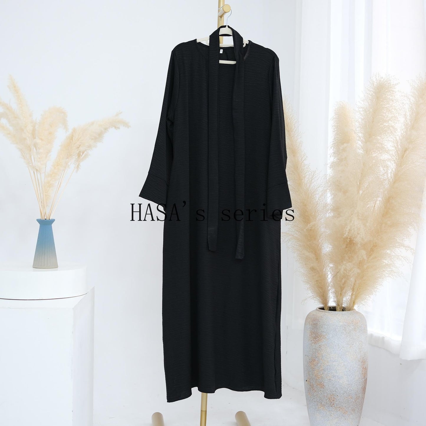 HS4848 A simple, waist-cinching spring/summer dress with a relaxed, long design.