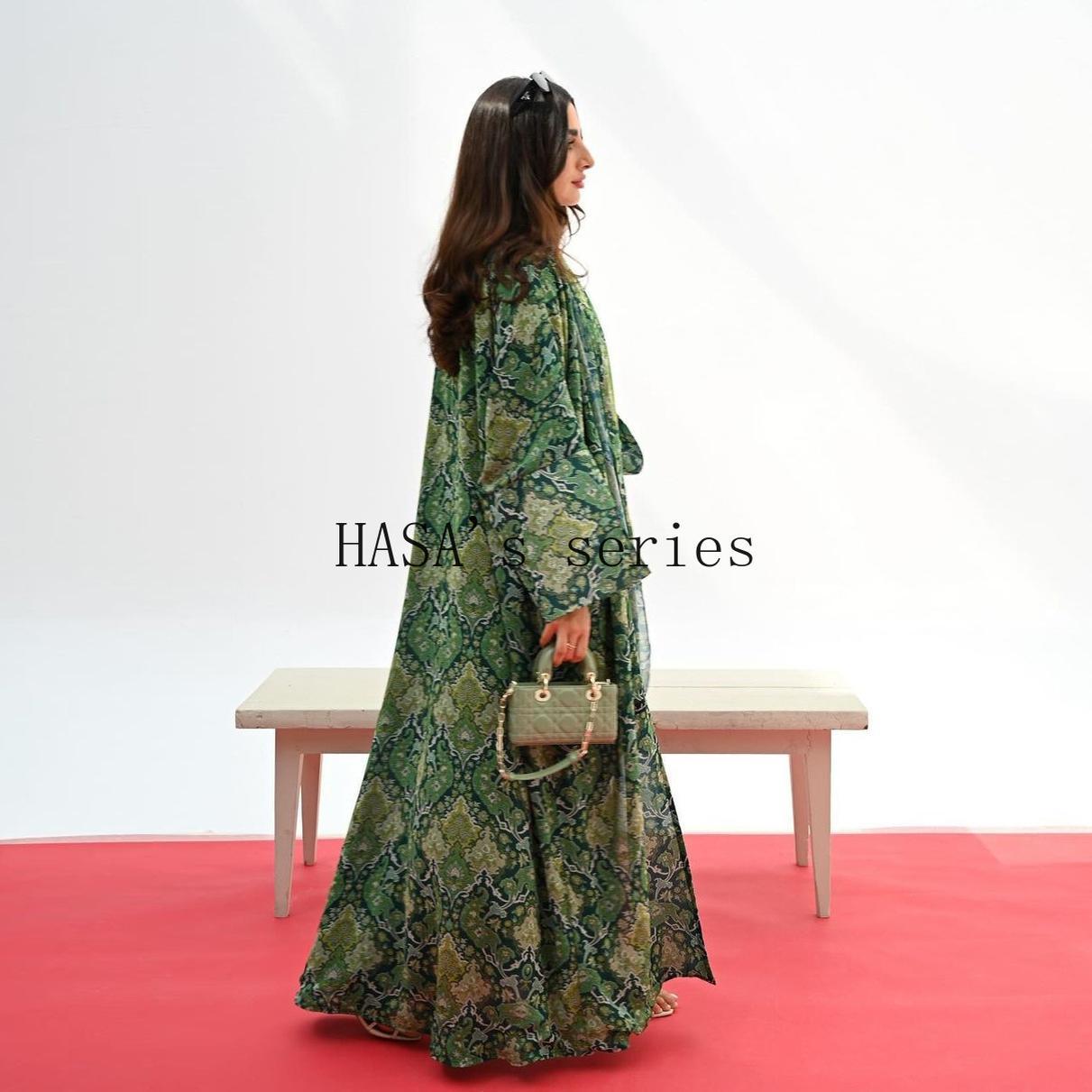 HS5088 A Stylish Two-piece Set Featuring A Snake Print Pattern, with A Loose, Shawl-style Outer Layer and A Matching Headscarf Design.