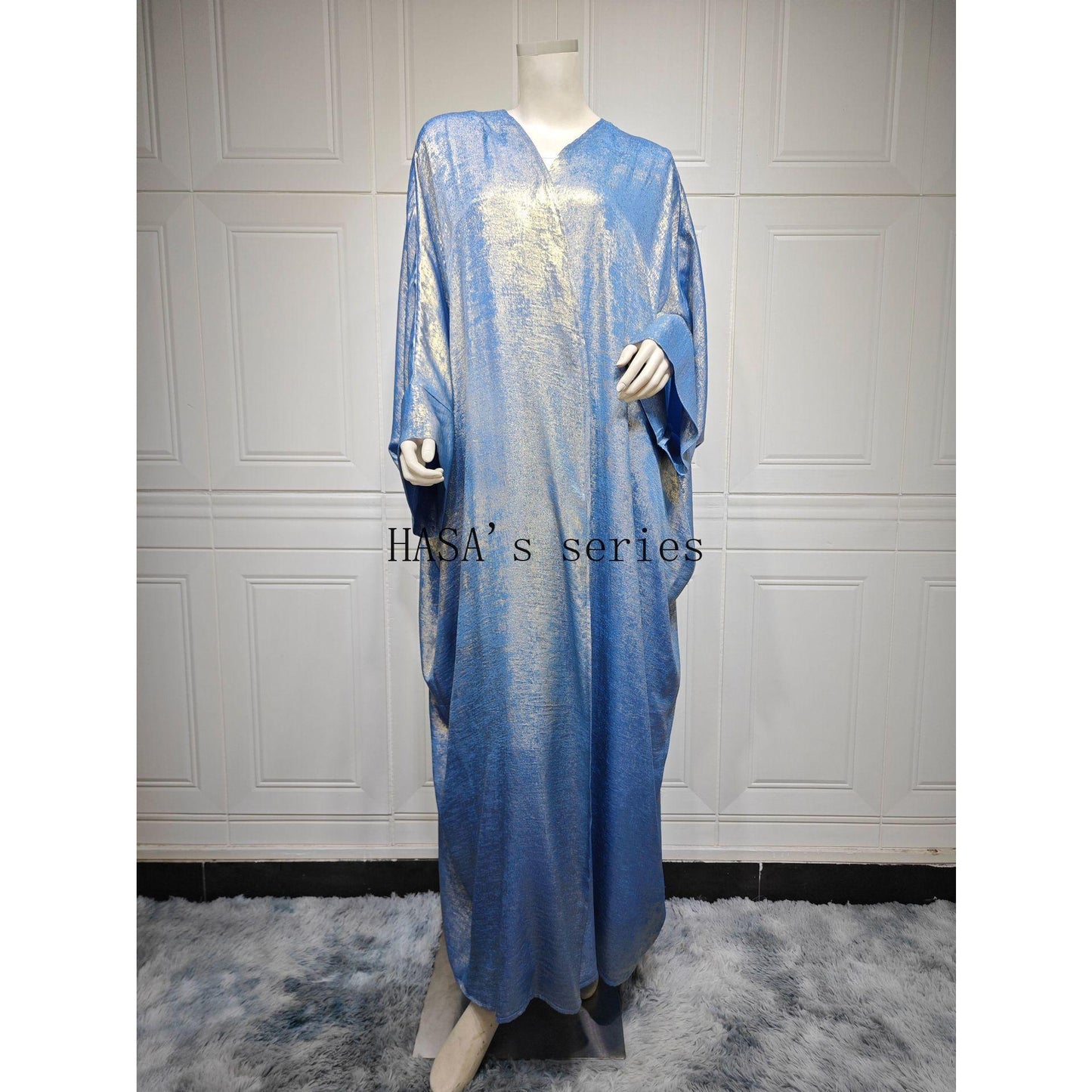 HS5091 A long robe with gilded highlights, featuring a simple yet elegant dress design.