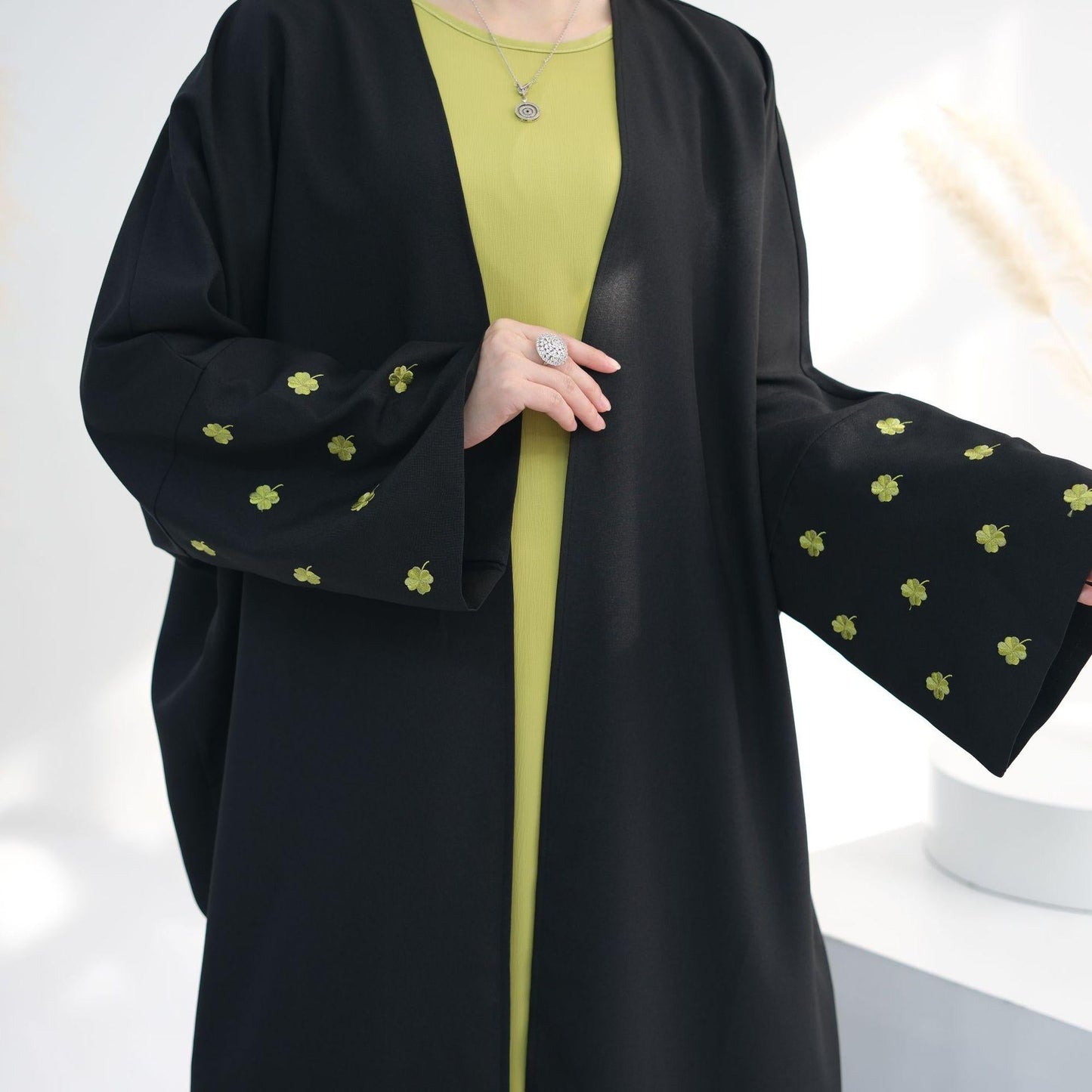 HAYA HAYA1001 Four-leaf Clover Embroidered Elegant Cardigan