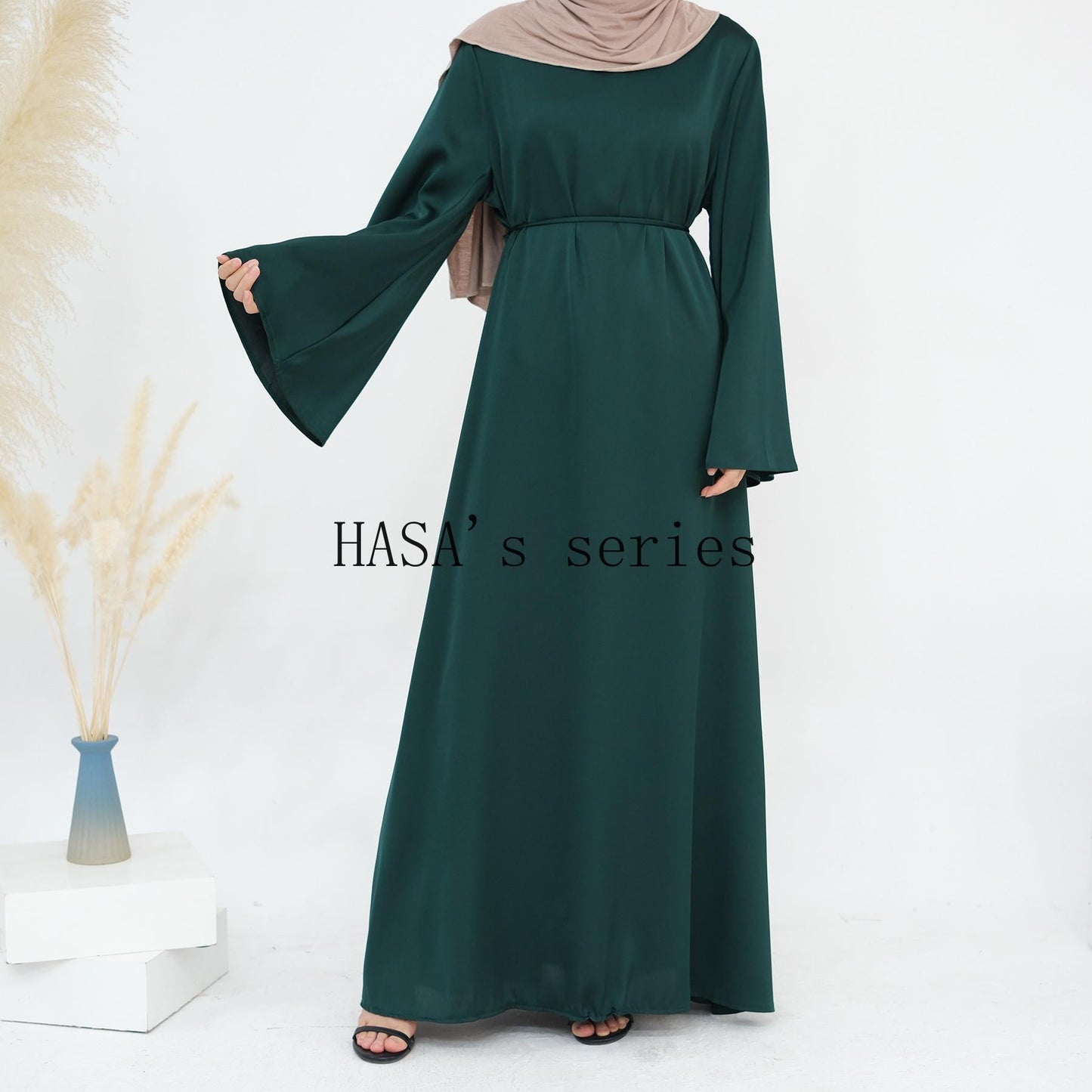 HS4847 A Long Dress with A Fitted Waist Design, Featuring A Clean and Elegant Silhouette.
