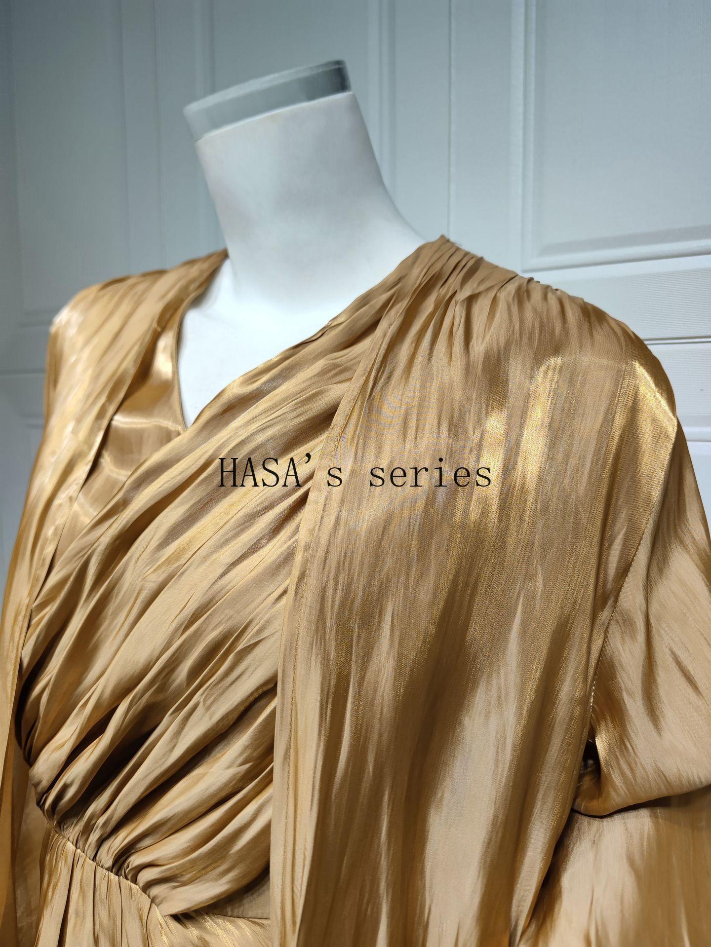 HS5094 Simple yet elegant and lustrous silk suit, featuring an elegantly pleated two-piece dress design.