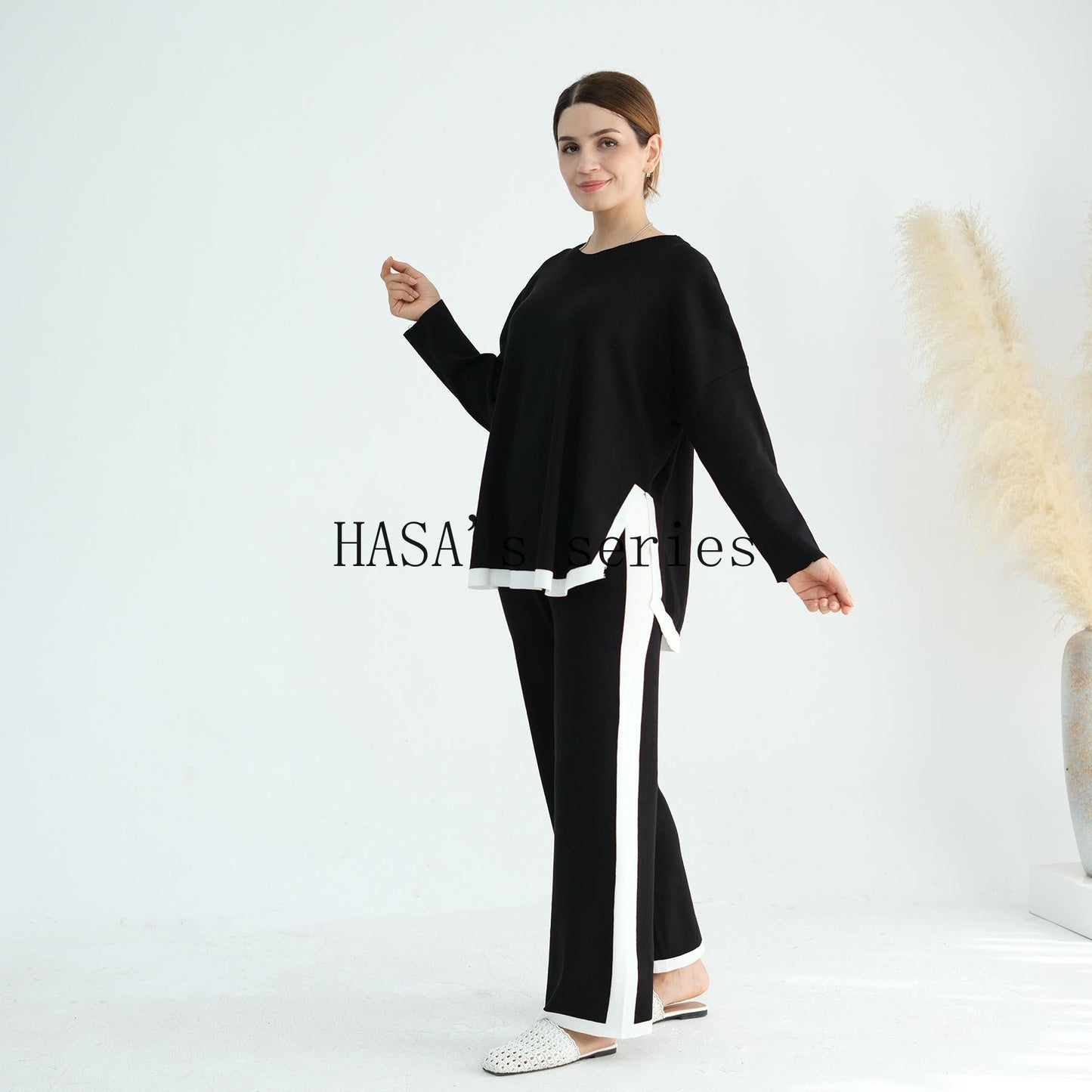 HS5149 Simple and elegant knitted set, featuring a loose-fitting, thick, long-sleeved two-piece design.