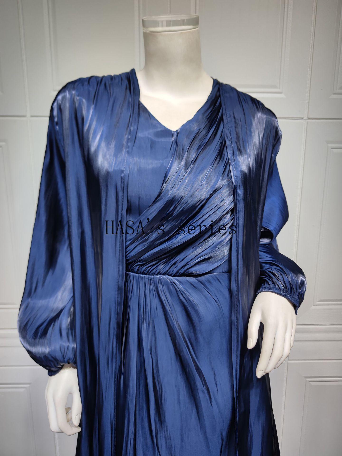 HS5094 Simple yet elegant and lustrous silk suit, featuring an elegantly pleated two-piece dress design.