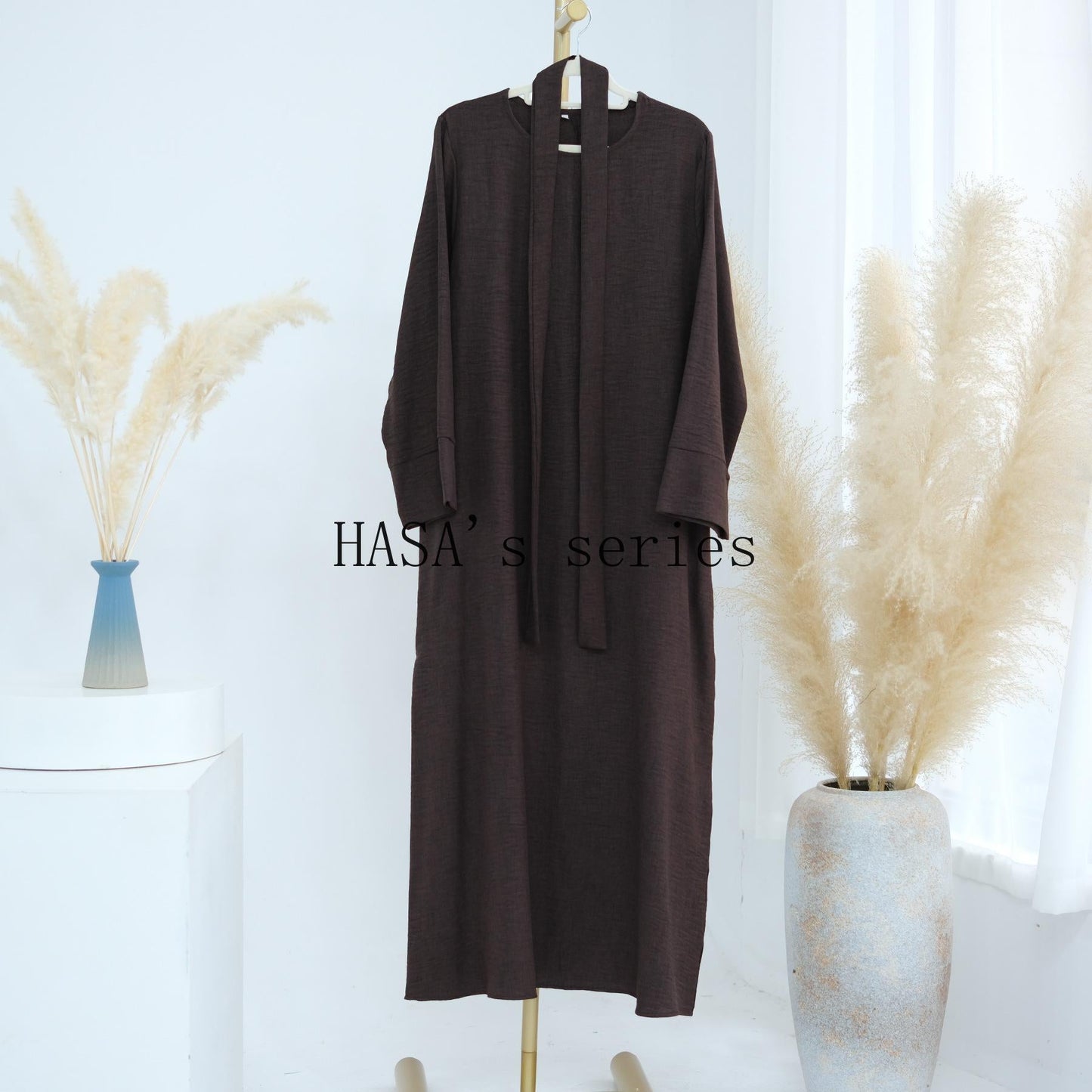 HS4848 A simple, waist-cinching spring/summer dress with a relaxed, long design.