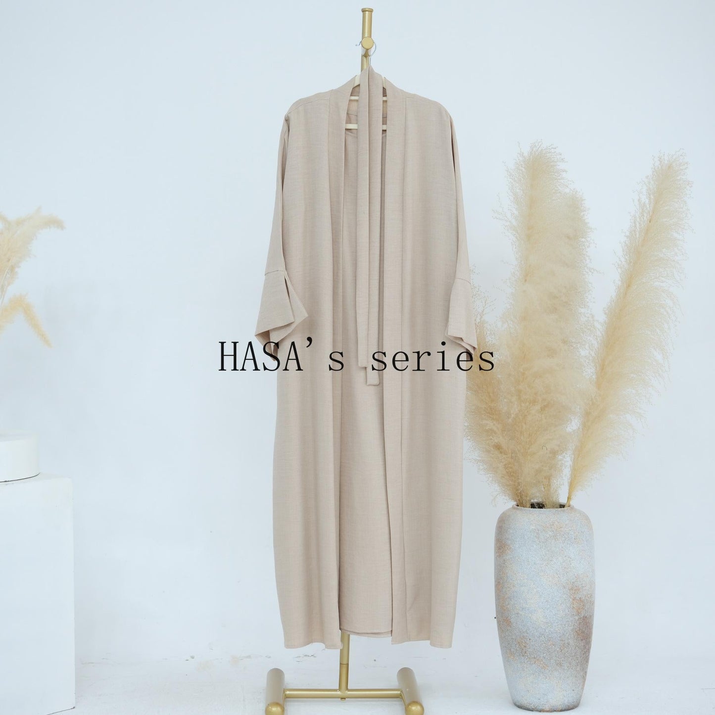 HS4854 A simple, solid-colored two-piece set, consisting of an easy-to-match robe-style dress and a matching garment.