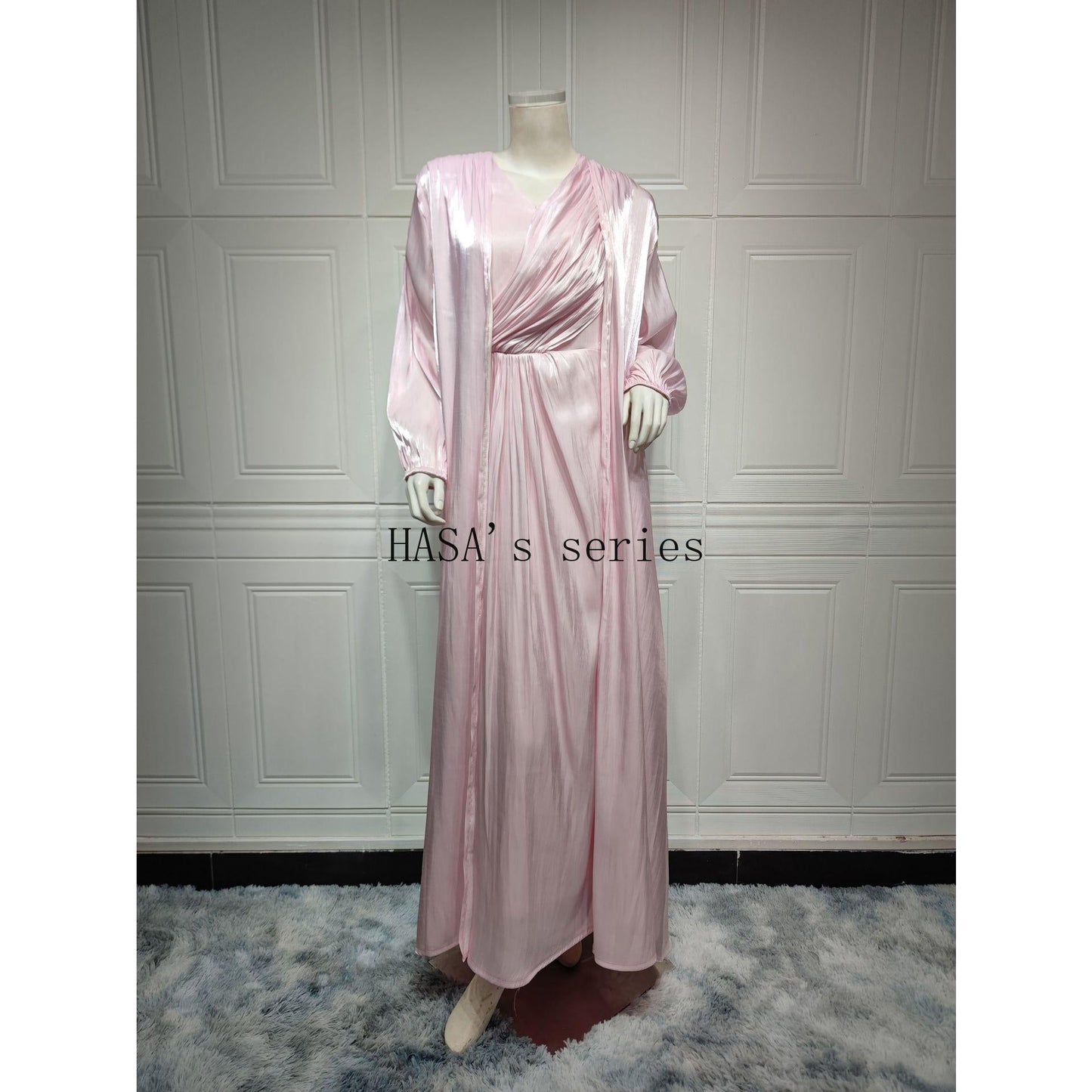 HS5094 Simple yet elegant and lustrous silk suit, featuring an elegantly pleated two-piece dress design.
