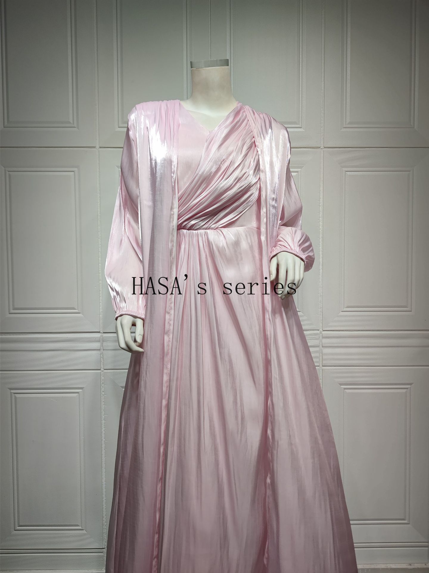 HS5094 Simple yet elegant and lustrous silk suit, featuring an elegantly pleated two-piece dress design.