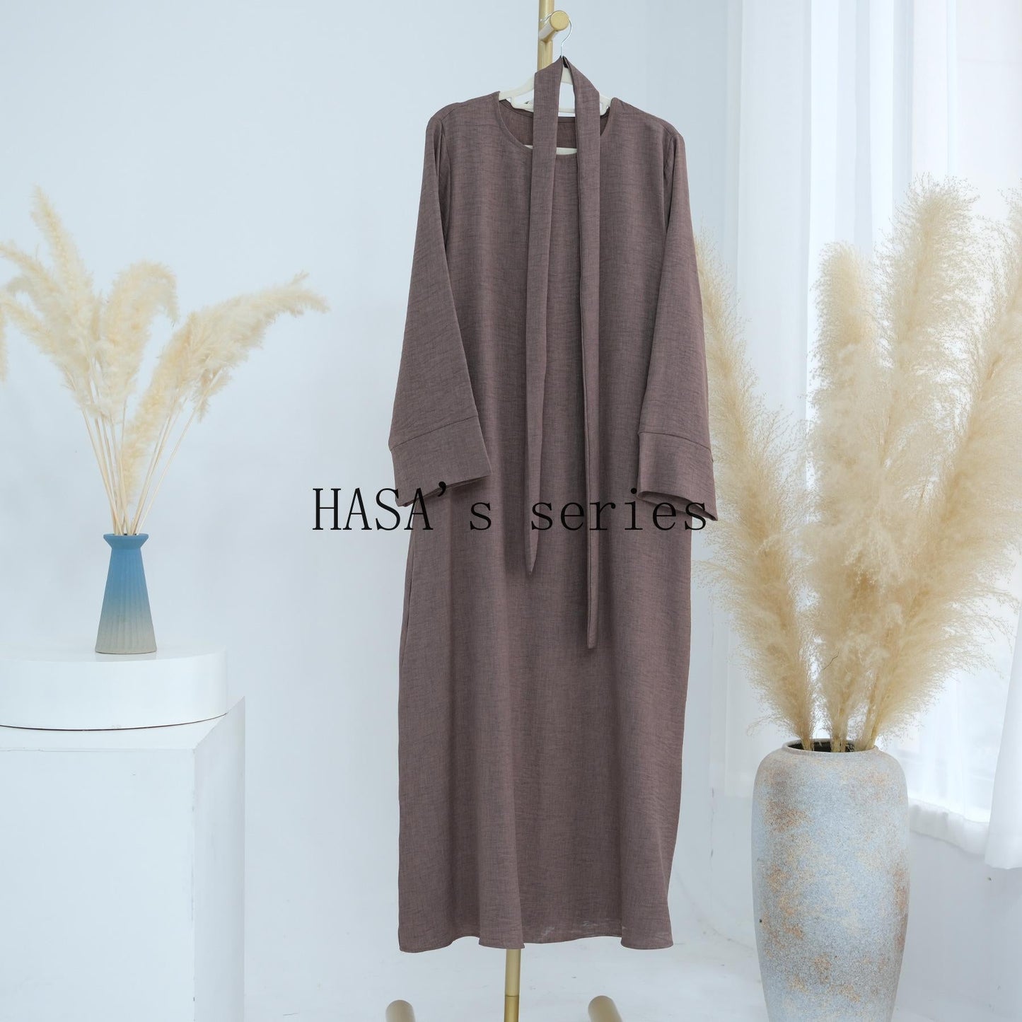 HS4848 A simple, waist-cinching spring/summer dress with a relaxed, long design.