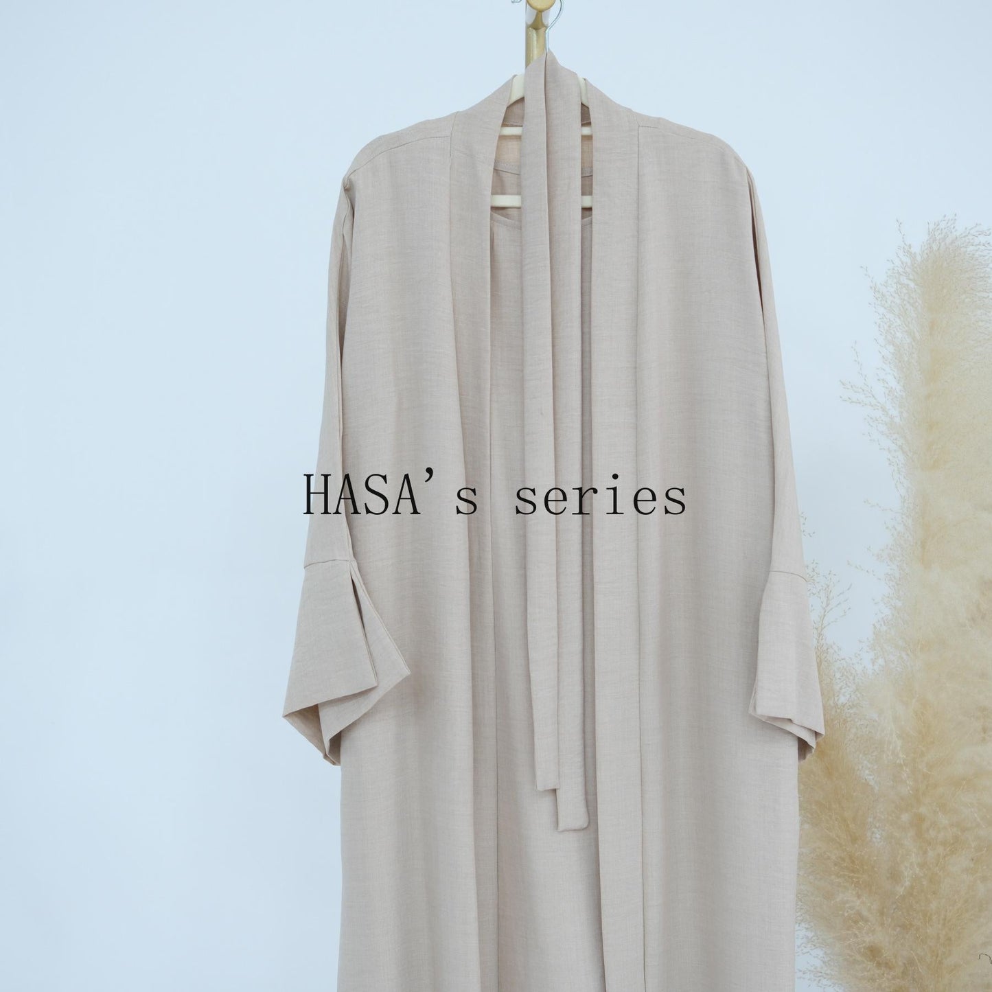 HS4854 A simple, solid-colored two-piece set, consisting of an easy-to-match robe-style dress and a matching garment.