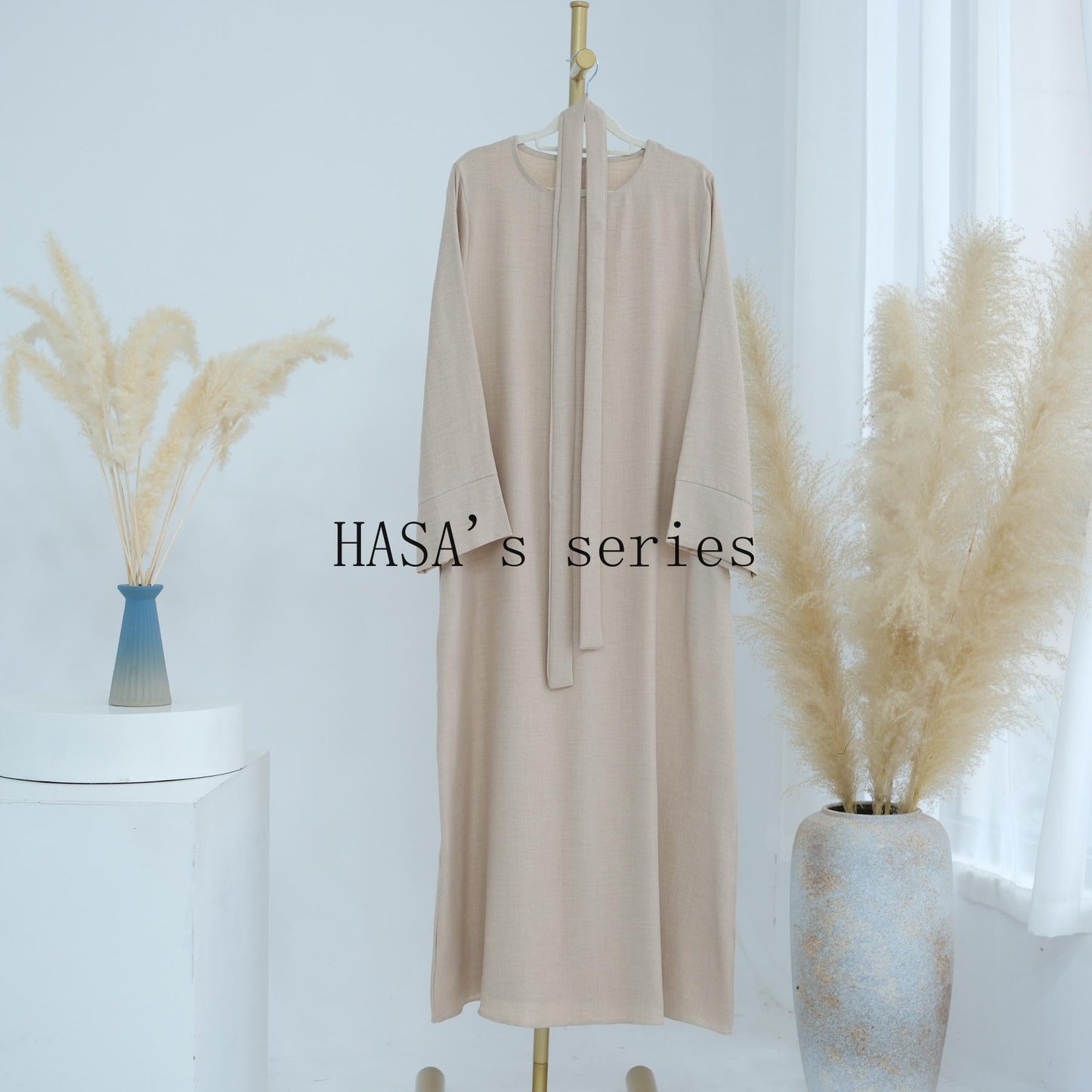 HS4848 A simple, waist-cinching spring/summer dress with a relaxed, long design.