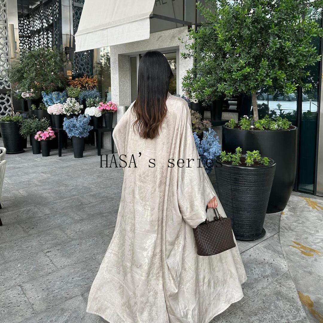 HS5091 A long robe with gilded highlights, featuring a simple yet elegant dress design.