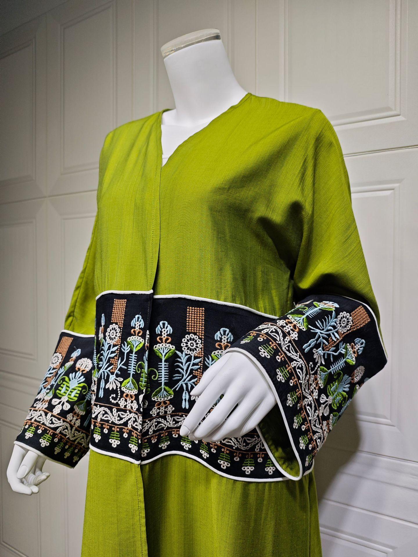 HS5102 Simple Embroidered Long Robe/jacket with A Loose and Comfortable Open-front Design.