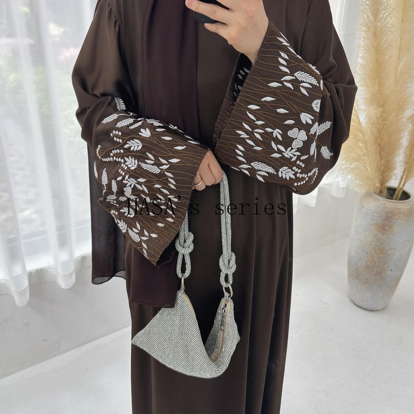 HS4832 A Long Robe with Leaf-patterned Embroidery, Showcasing Subtle Yet Exquisite Texture.
