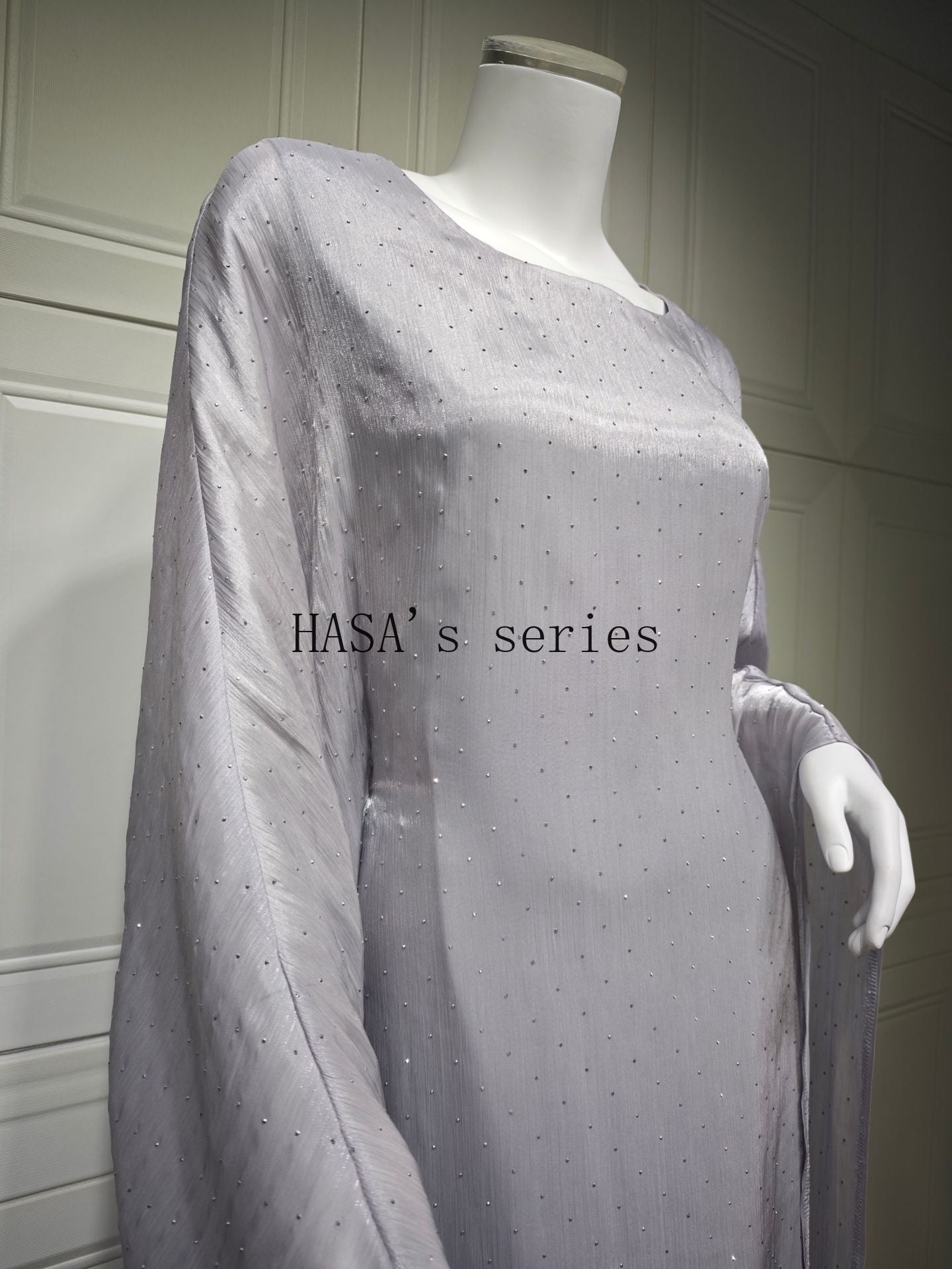 HS5105 Simple and Soft Long-sleeved Pullover Dress with A Waist-length Design, in A Solid Color for Everyday Wear.