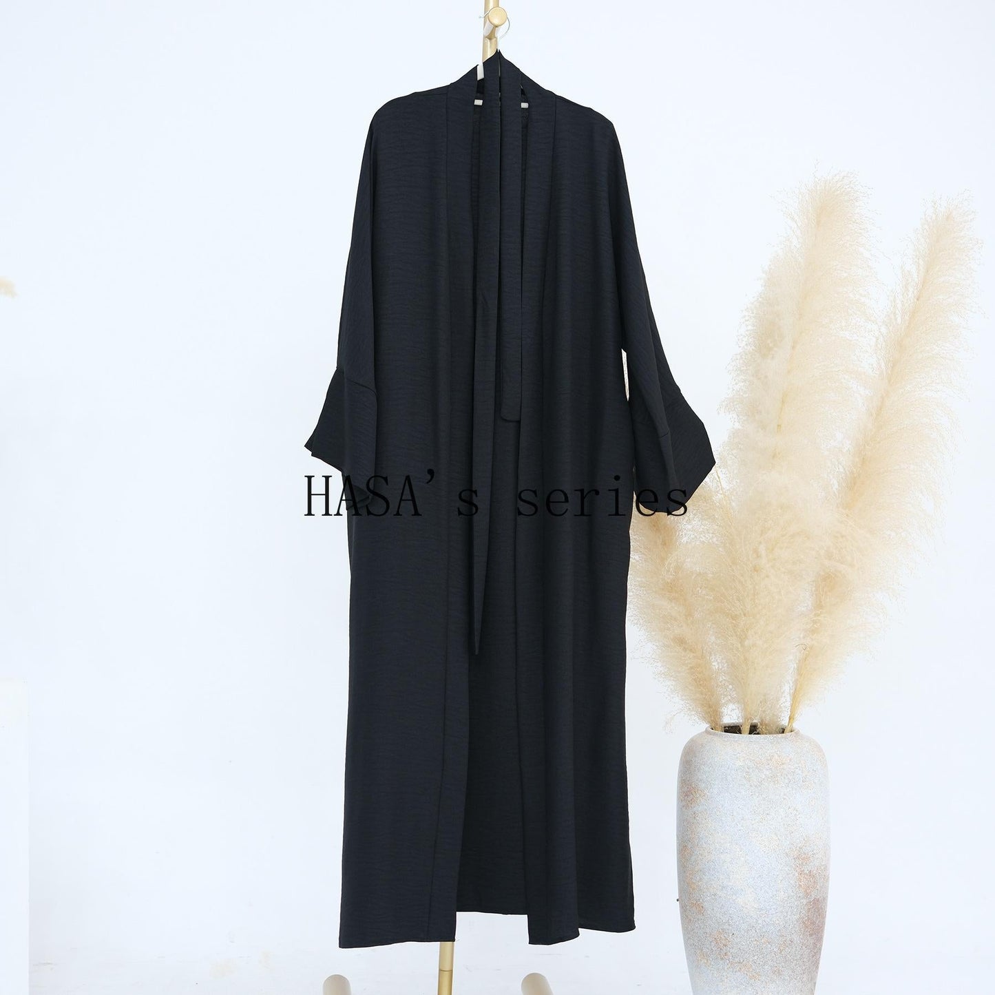 HS4854 A simple, solid-colored two-piece set, consisting of an easy-to-match robe-style dress and a matching garment.