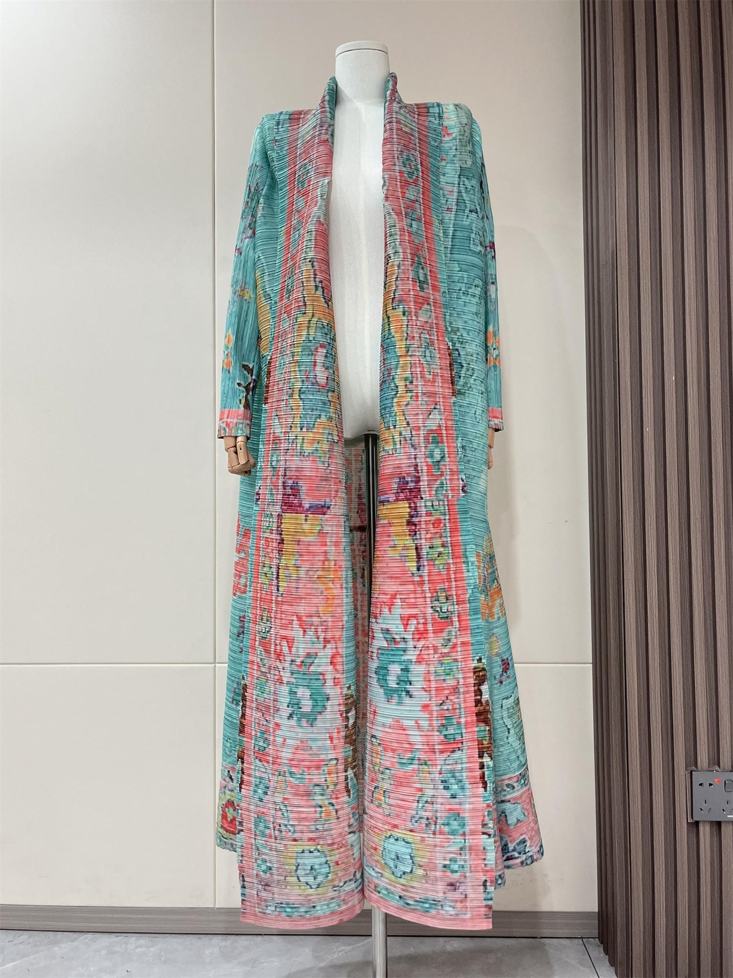 HS5852 Elegant, Retro-style Long Cardigan with Contrasting Printed Pattern.