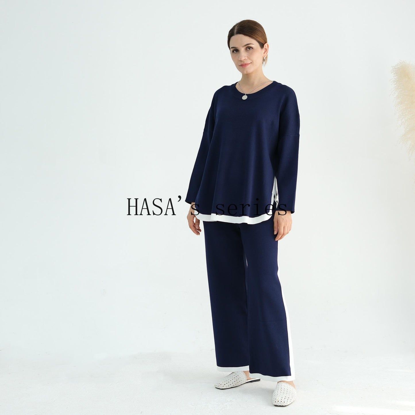 HS5149 Simple and elegant knitted set, featuring a loose-fitting, thick, long-sleeved two-piece design.