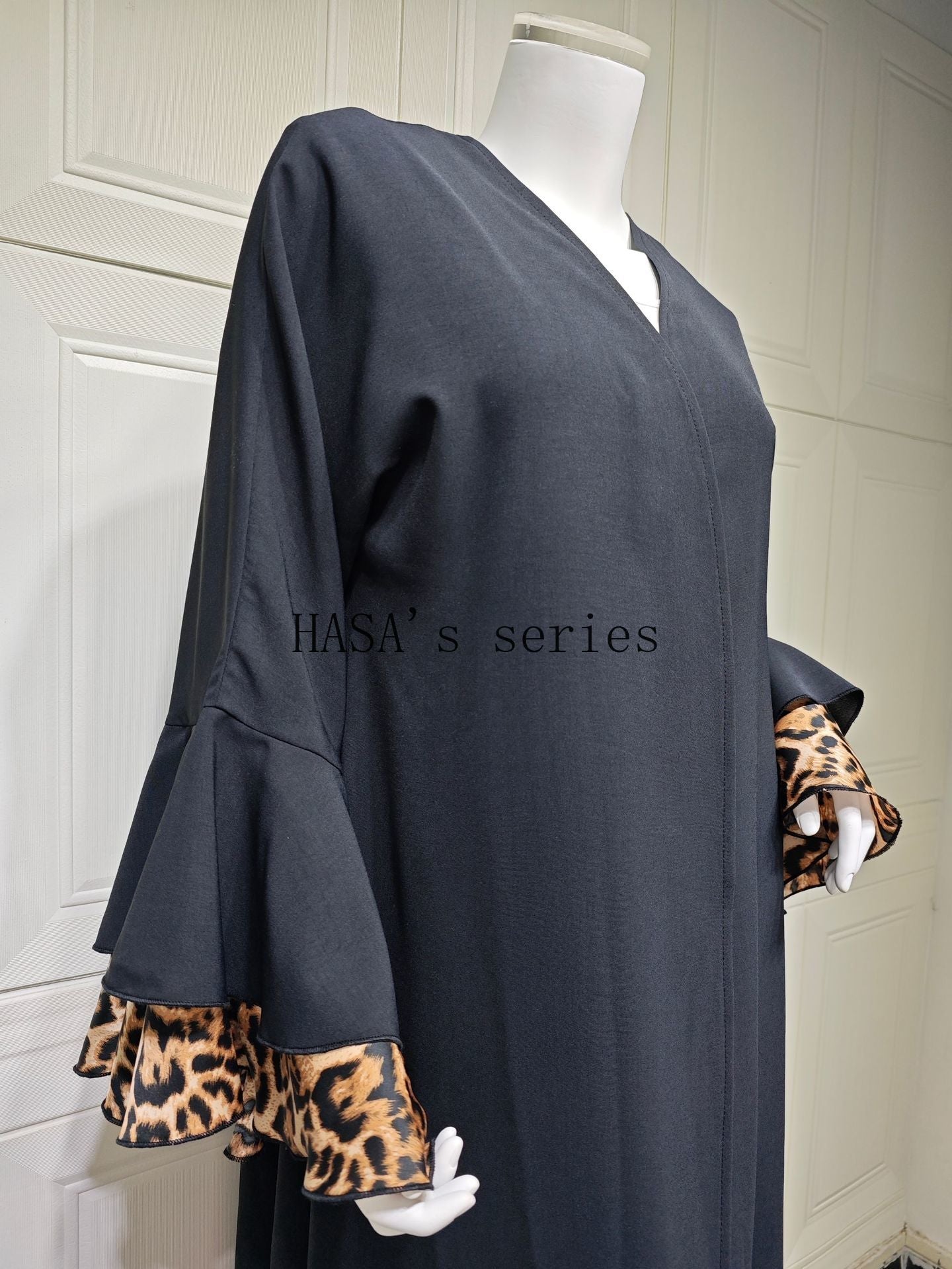 HS5103 A black robe with leopard print details, a simple and elegant cardigan-style dress.
