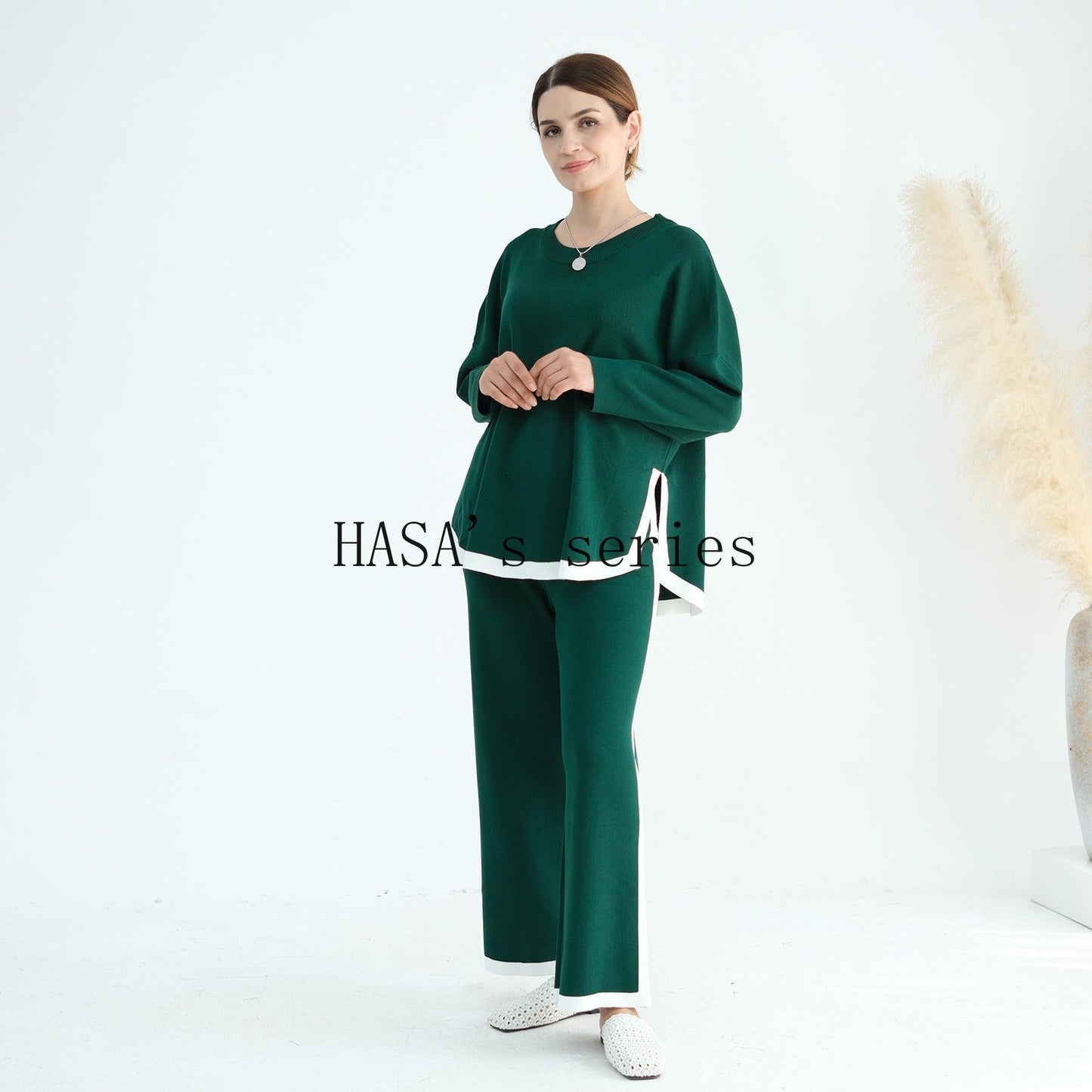 HS5149 Simple and elegant knitted set, featuring a loose-fitting, thick, long-sleeved two-piece design.