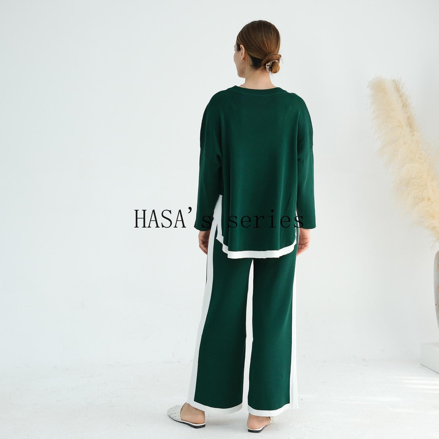 HS5149 Simple and elegant knitted set, featuring a loose-fitting, thick, long-sleeved two-piece design.
