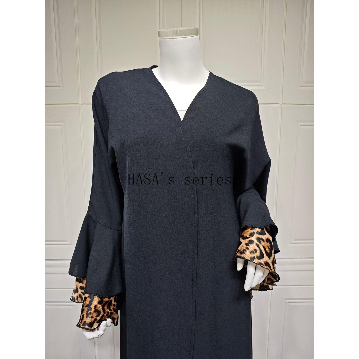 HS5103 A black robe with leopard print details, a simple and elegant cardigan-style dress.